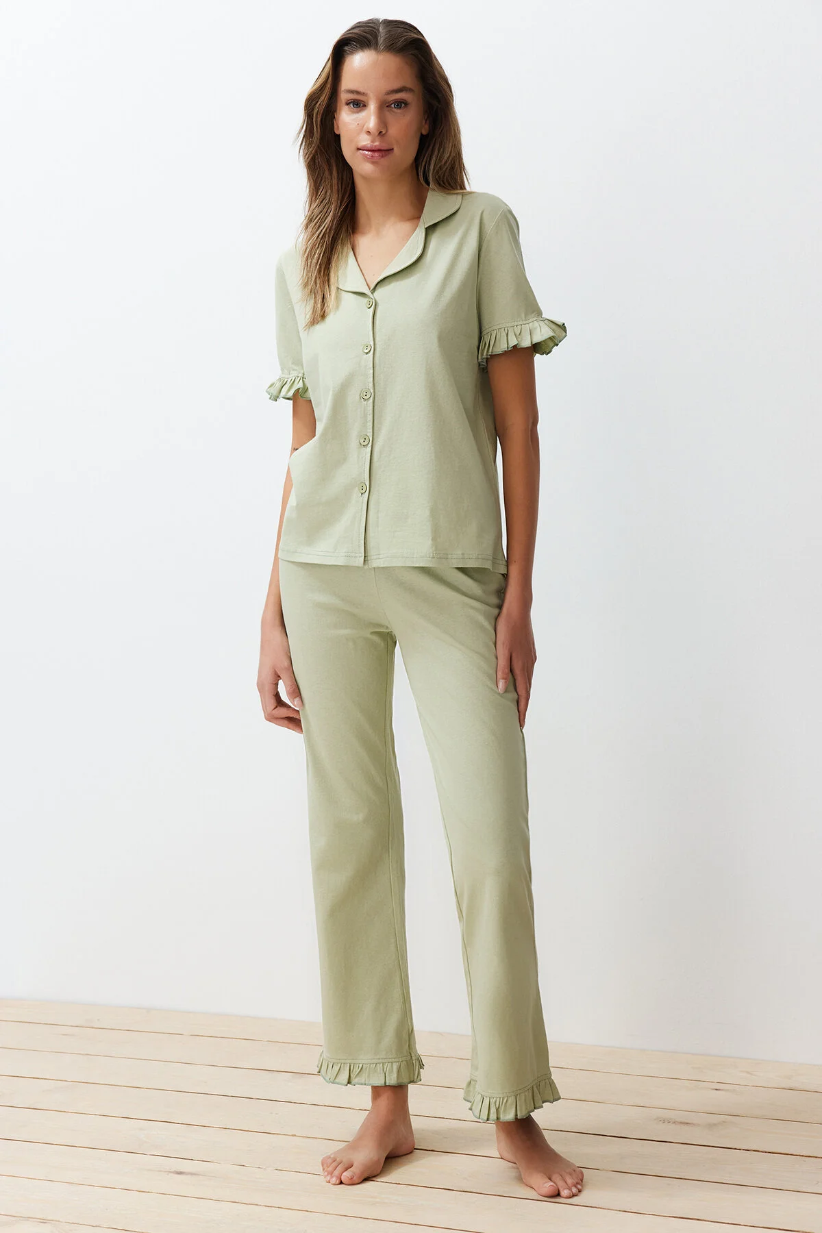 Trendyol Collection  Mintgrünes Pyjama-Set aus 100 % Baumwolle mit Rüschendetail THMSS24PT00223