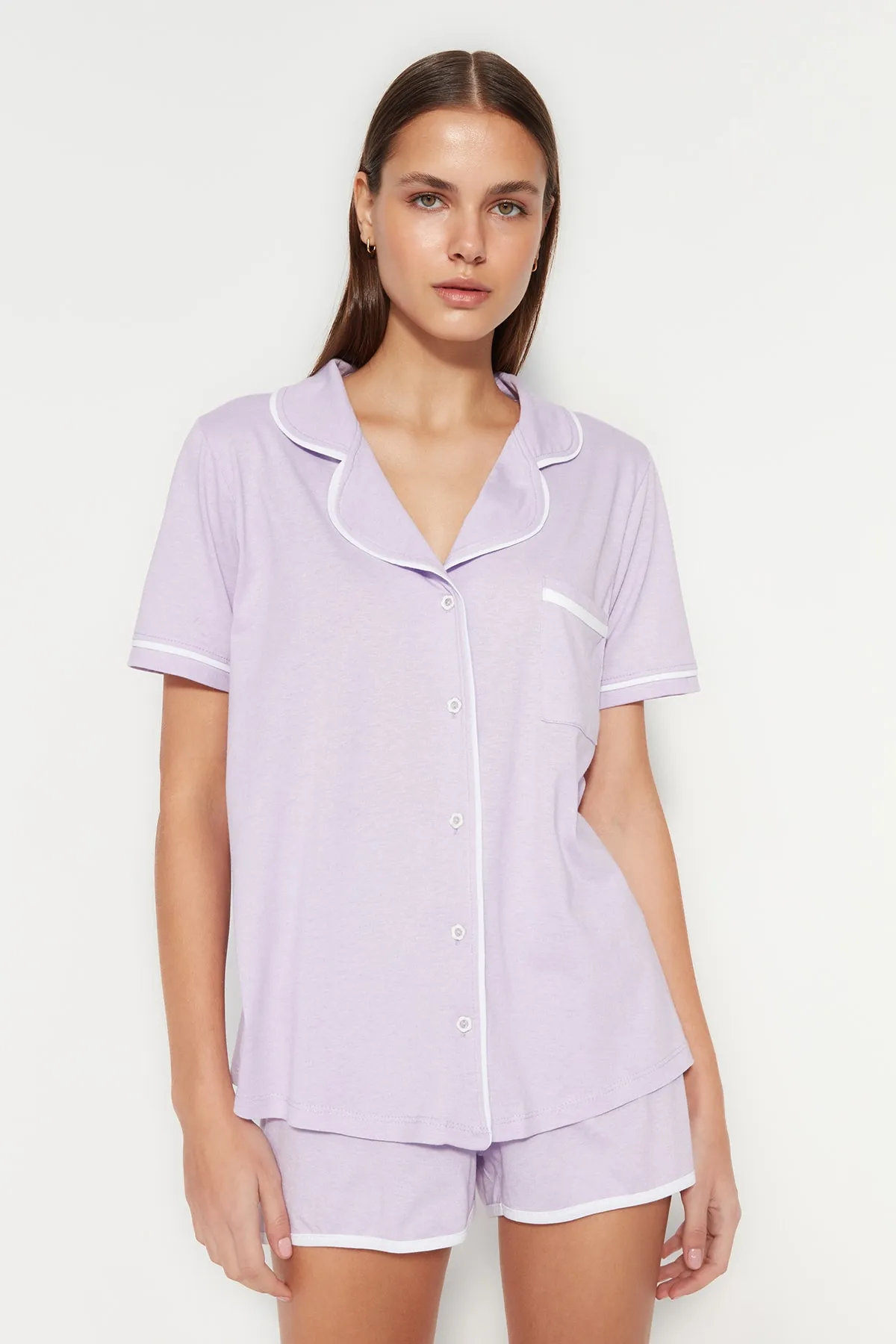 Trendyol Collection  Lilafarbenes, gestricktes Pyjama-Set aus Hemd und Shorts aus 100 % Baumwolle mit Paspelierung THMSS20PT0406