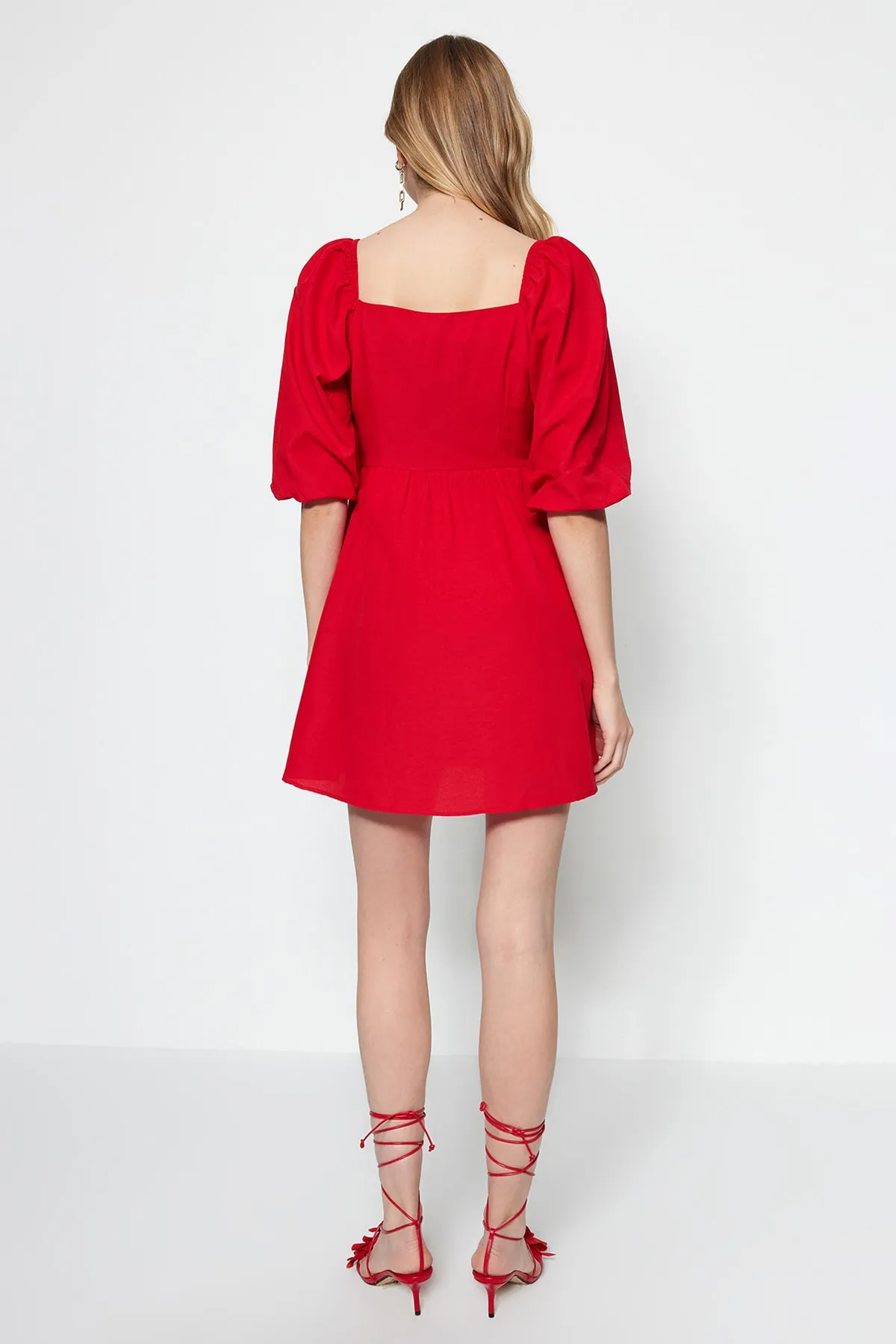 Trendyol Collection  Rotes gewebtes Kleid mit Mini-Taillenöffnung und Ballonärmeln TWOAW22EL0210