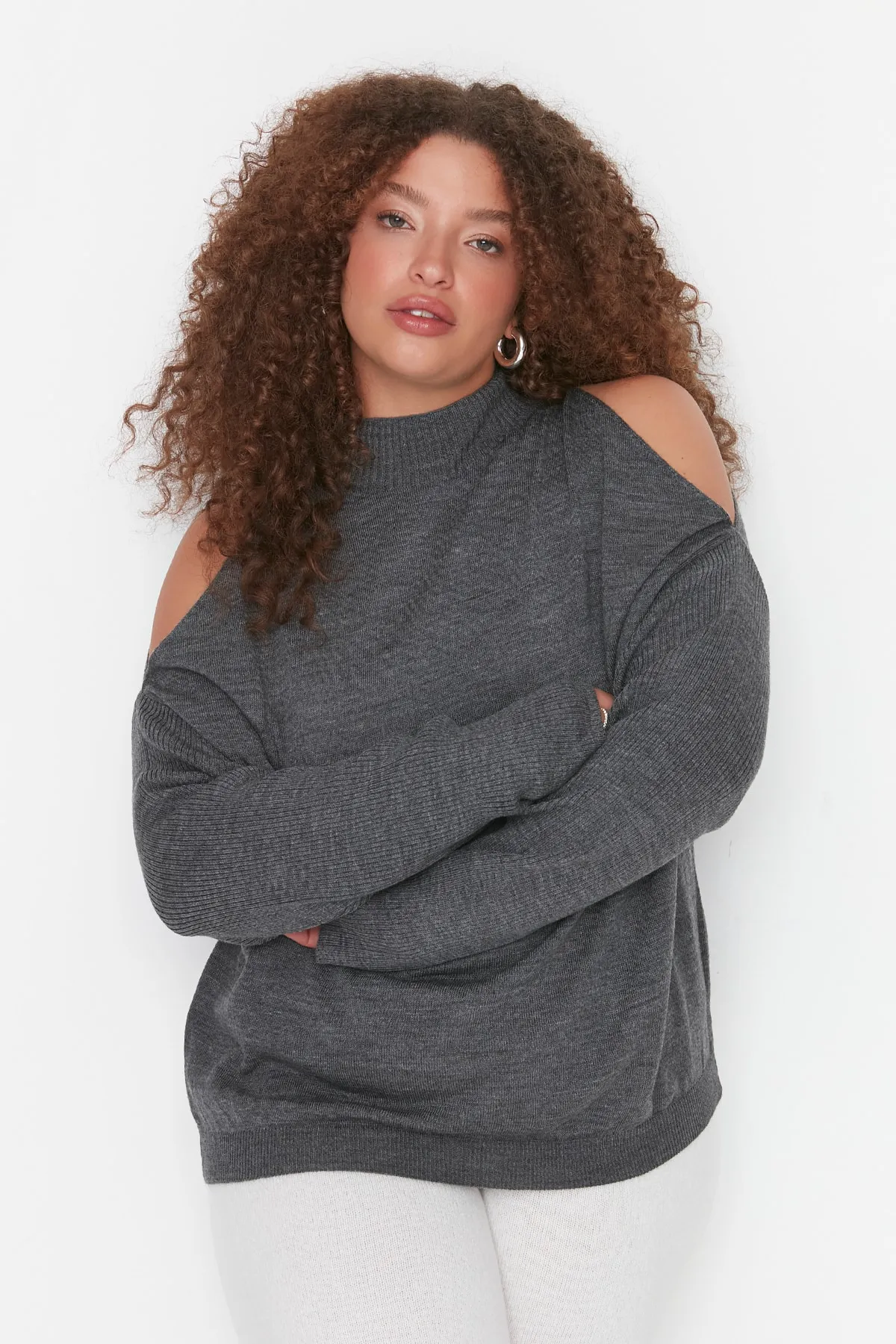 Trendyol Curve  Anthrazitfarbener, detaillierter Strickpullover mit Cut-Outs
