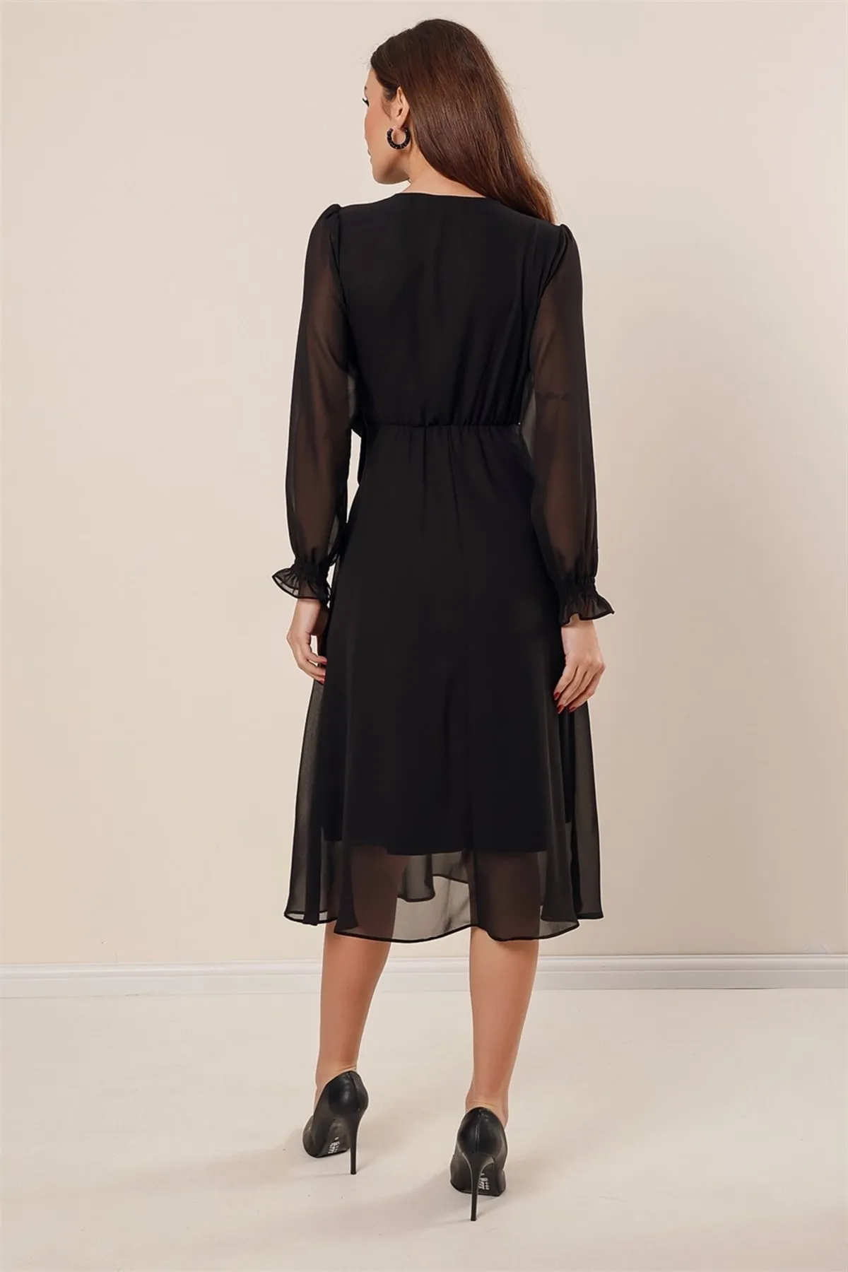 By Saygı  Zweireihiges, gefüttertes Chiffonkleid mit seitlichem Bindeband in Schwarz