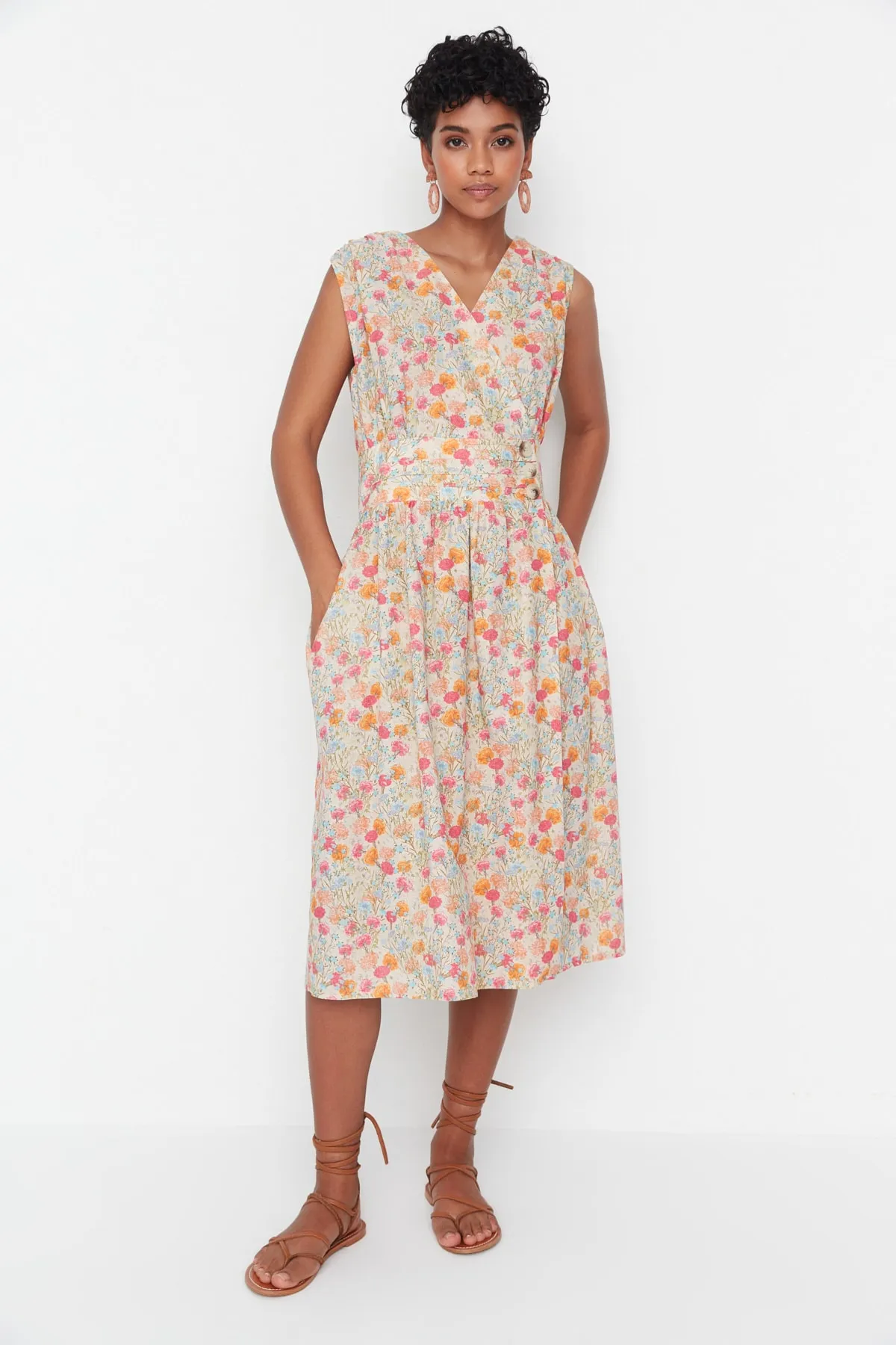 Trendyol Collection  Mehrfarbig gemustertes, zweireihiges, gewebtes Kleid mit Kragen TWOSS22EL00751