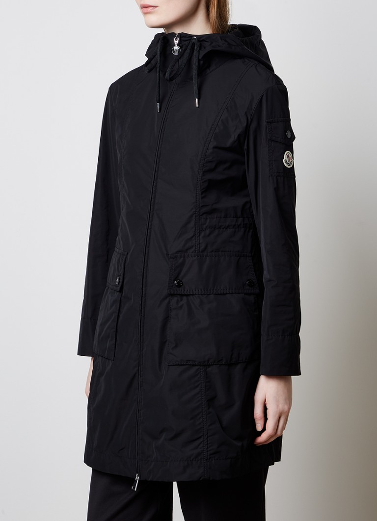 Parka Moncler cu buzunare cu clapă și glugă.