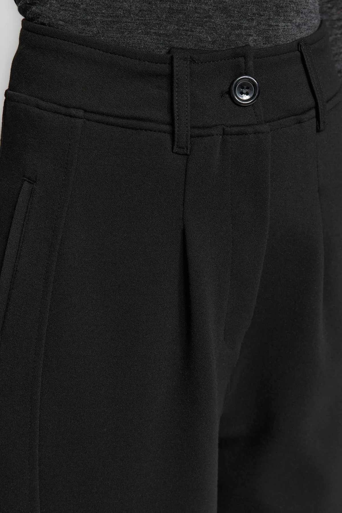 Trendyol Collection  Schwarze, plissierte, weite/locker geschnittene Interlock-Strickhose mit hoher Taille und Carrot-Passform TWOAW24PL00143
