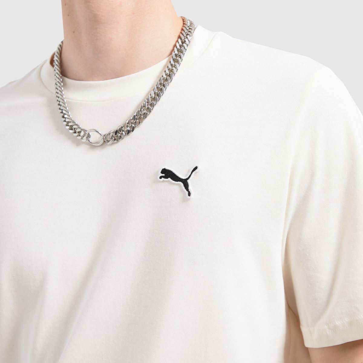 PUMA – Vit t-shirt med essential-motiv