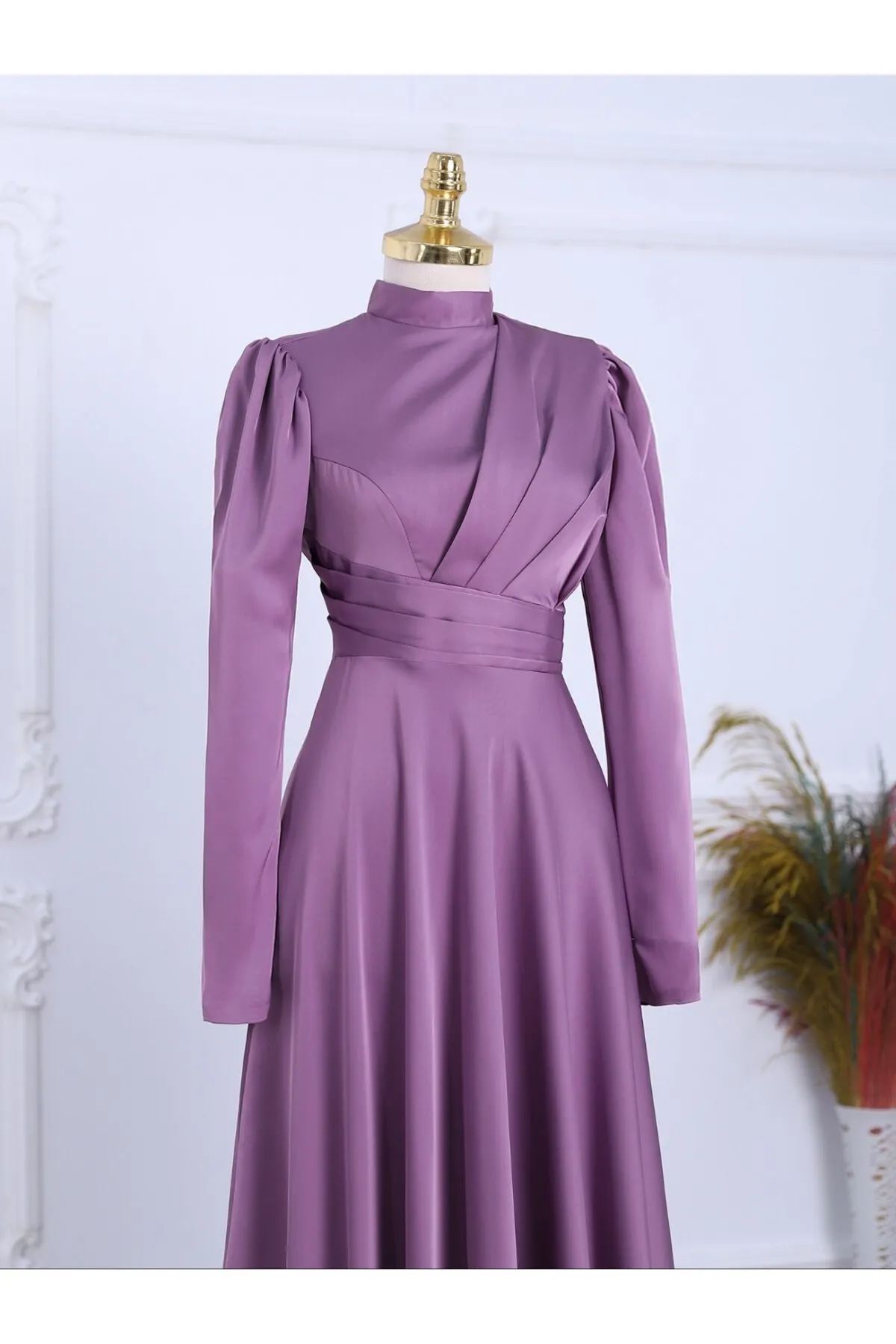 Modamorfo  Abendkleid aus Satin mit Falten vorne