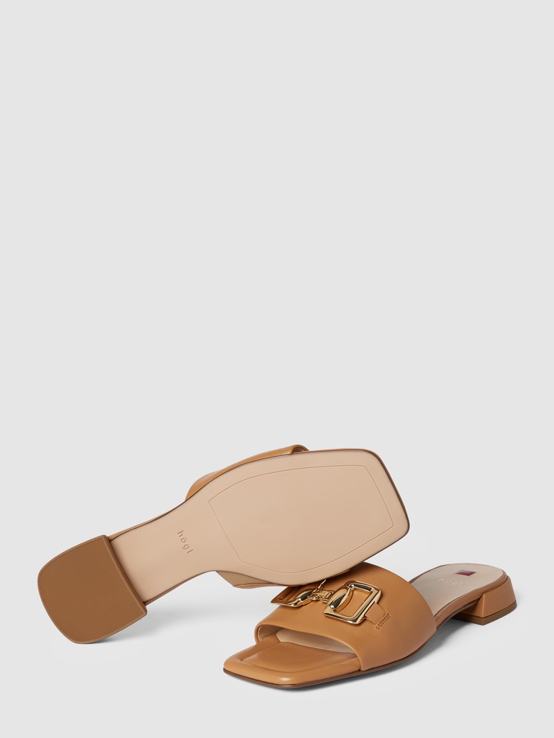 Pantoletten aus Leder mit Zierbesatz in camel