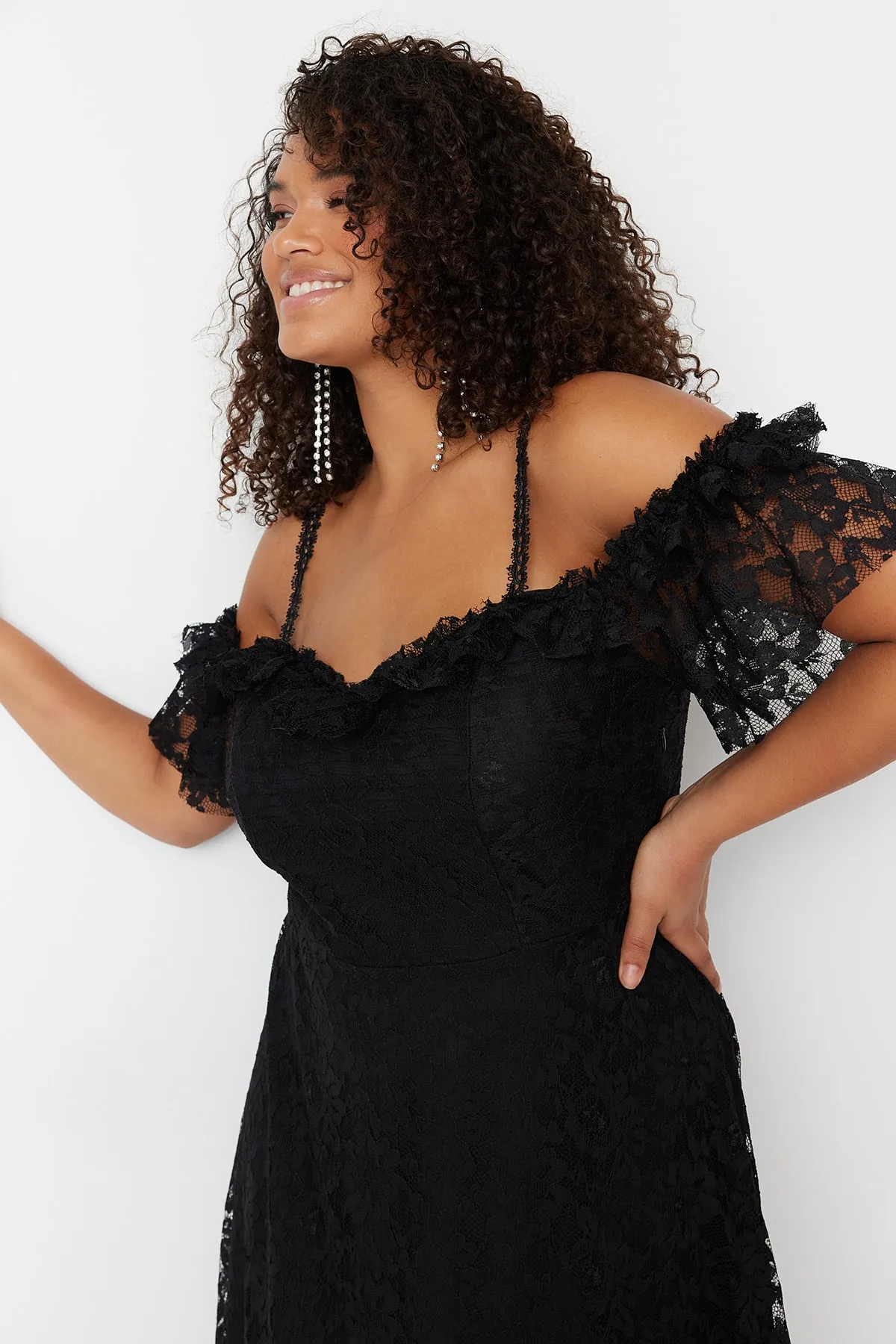 Trendyol Curve  Schwarzes Maxi-Abendkleid in Übergröße mit Trägern in A-Linie und Spitze TBBAW23AH00187