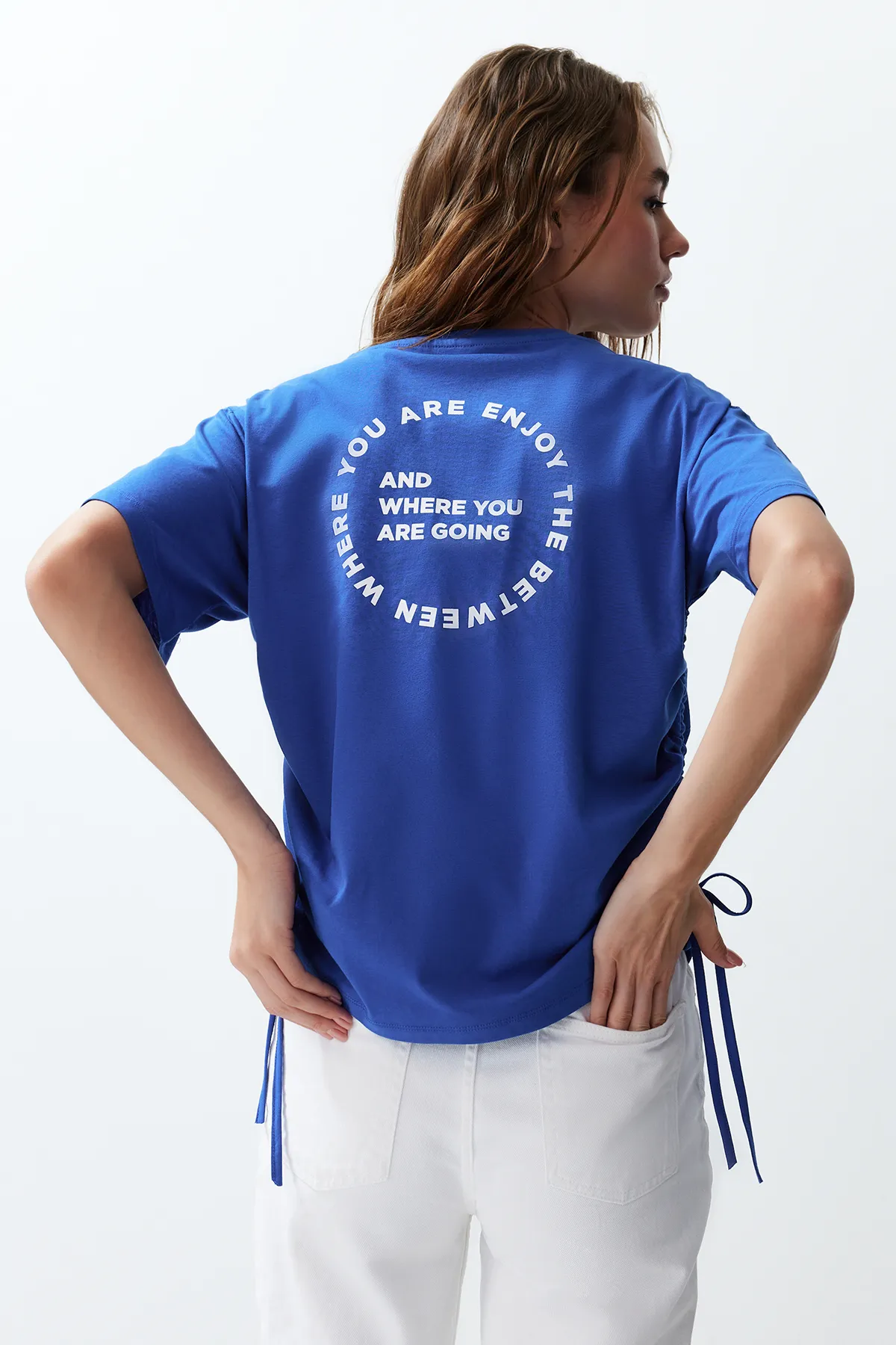 Trendyol Collection  Saks Strick-T-Shirt mit Rundhalsausschnitt aus 100 % Baumwolle mit bedrucktem Kordelzug und detaillierter Oversize-Passform TWOSS23TS00150