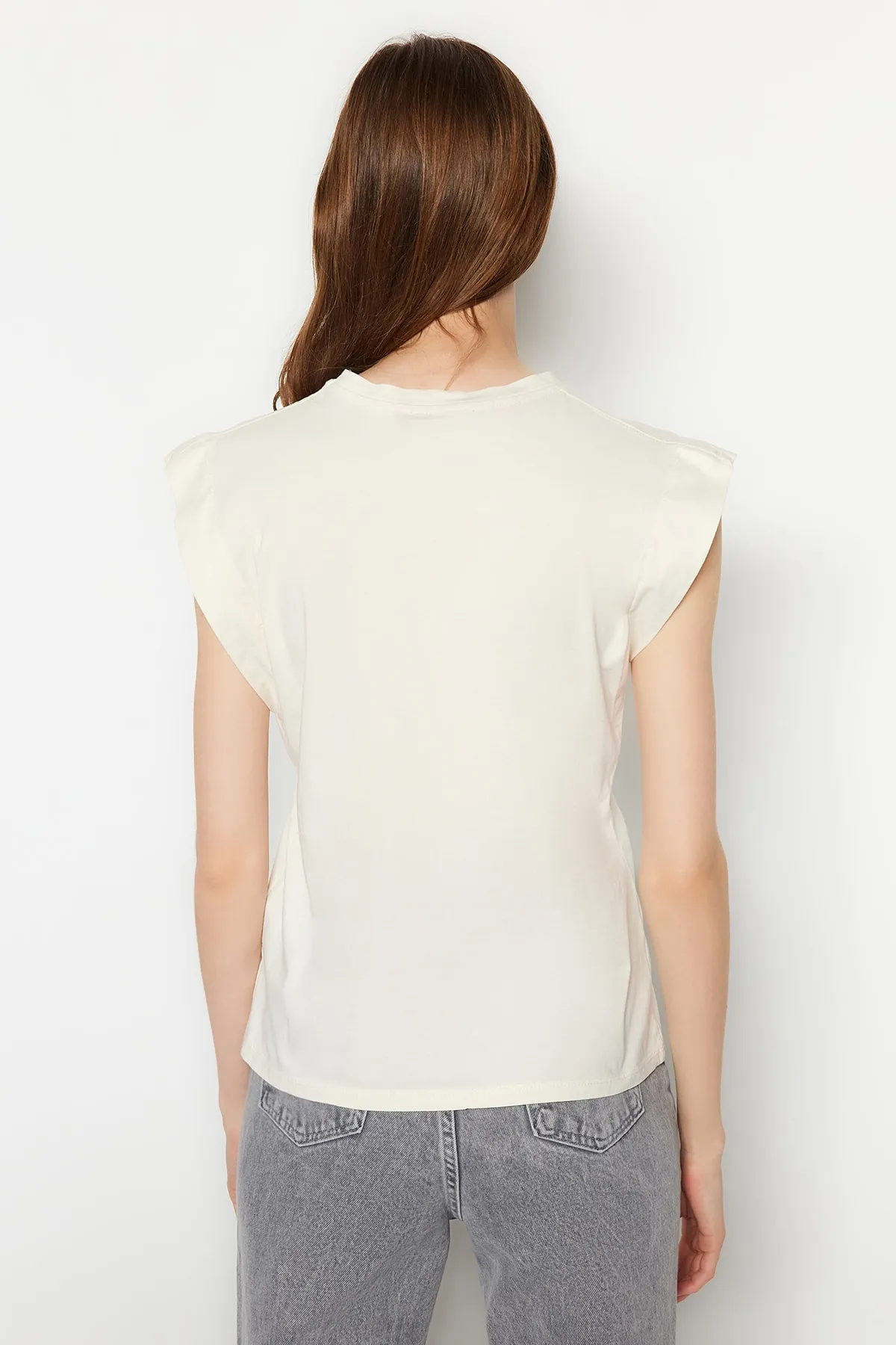 Trendyol Collection  Beigefarbenes Basic-Strick-T-Shirt mit Rundhalsausschnitt aus 100 % Baumwollwatte TWOSS20TS0021