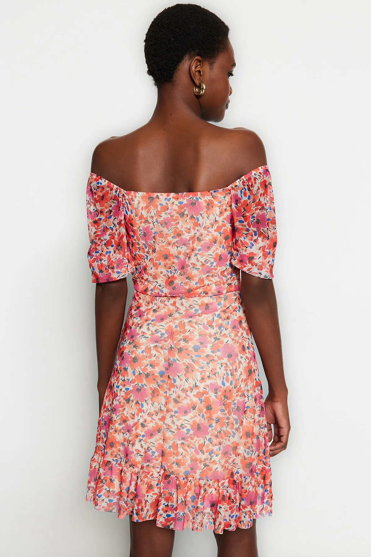 Trendyol Collection  Orangefarbenes, blumengemustertes, dehnbares Mini-Strickkleid aus Tüll mit herzförmigem Ausschnitt TWOSS20EL1690