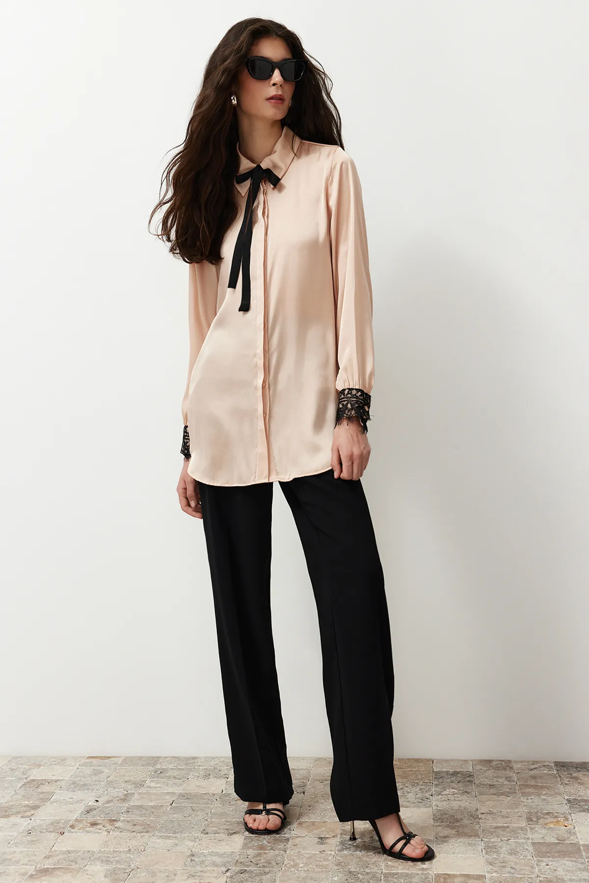 Trendyol Modest  Beiges Hemd aus gewebtem Satin mit Spitzendetail TCTSS24TG00024
