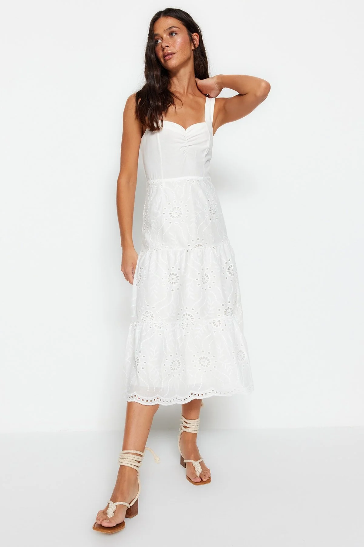Trendyol Collection  Weißes Midikleid mit Taillenöffnung, gefüttert und bestickt, gewebtes Kleid TWOSS23EL00156