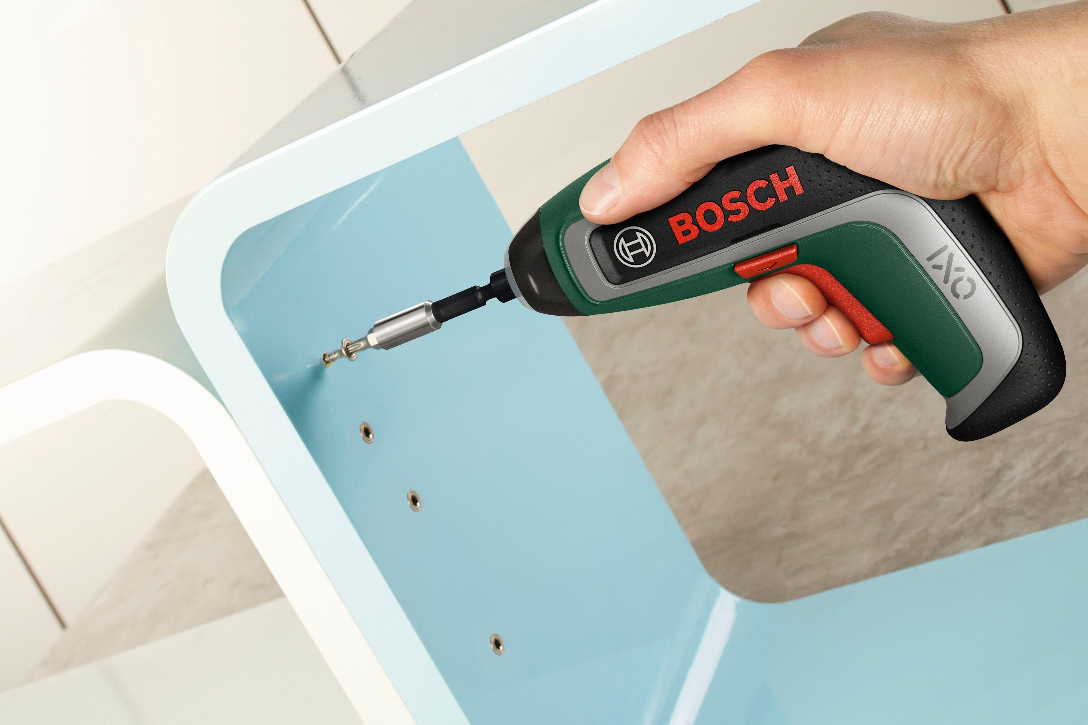 Bosch Home & Garden Akku-Schrauber IXO 7, 5,5 Nm, mit 10 Standard-Schrauberbits, Bit-Halter und Aufbewahrungsbox