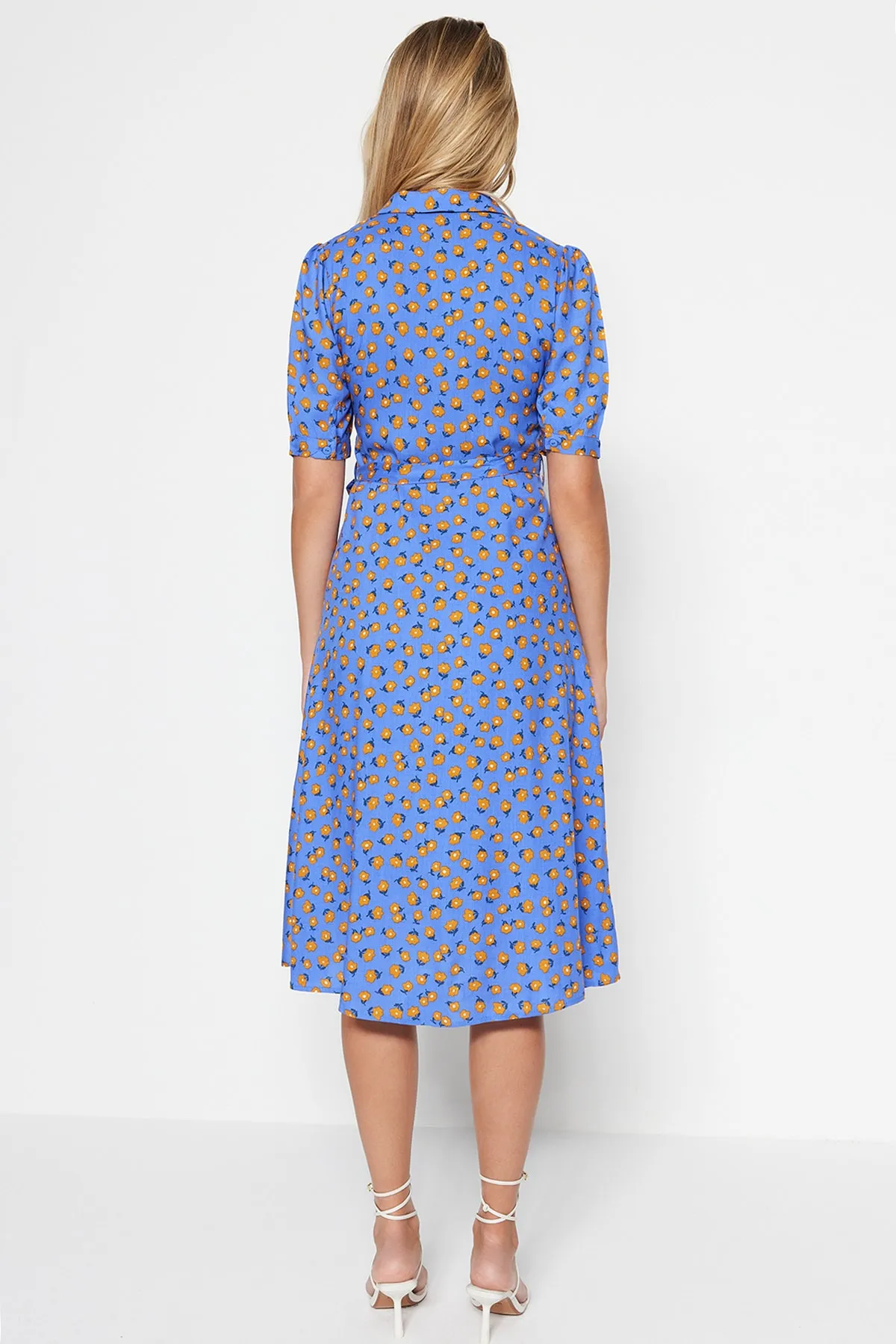 Trendyol Collection  Blaues, gewebtes Midi-Hemdkleid aus Viskose mit Blumenmuster und Gürtel TWOSS20EL1559