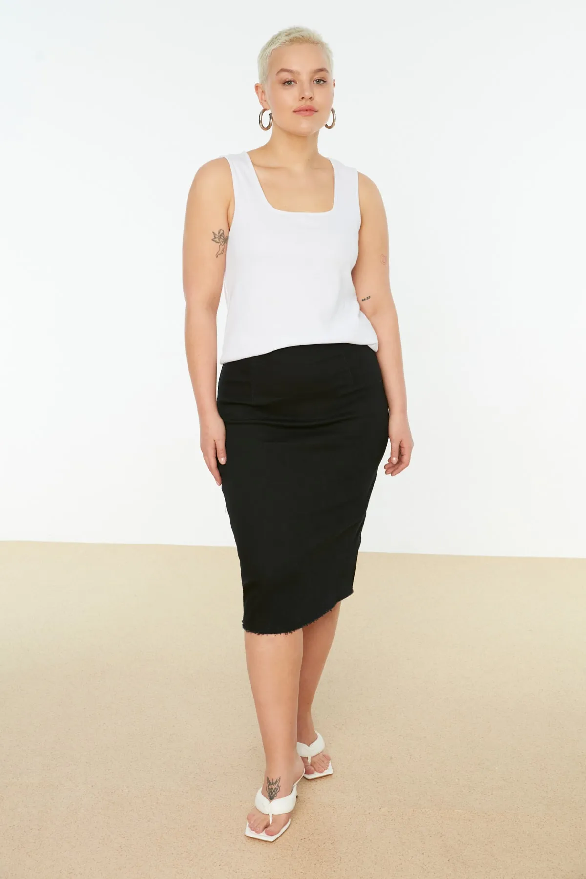 Trendyol Curve  Schwarz-weißes, schnurgebundenes Basic-Tanktop mit quadratischem Kragen im 2er-Pack TBBSS22AL0024