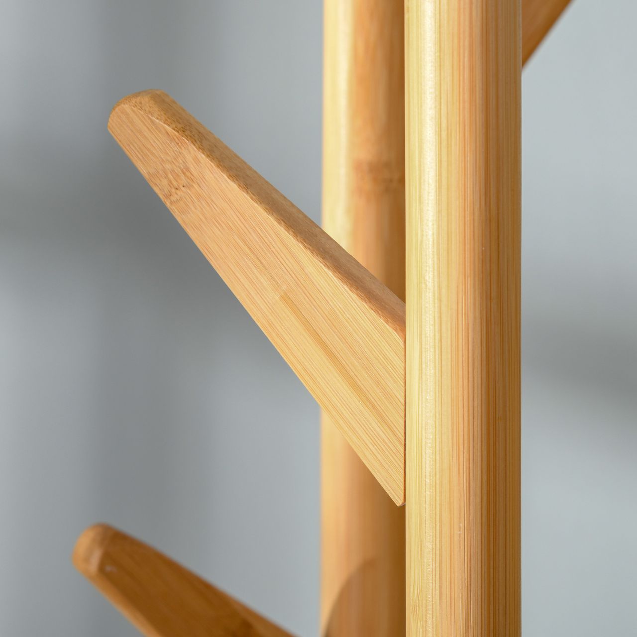 HOMCOM Garderobenständer Standgarderobe Kleiderständer mit 12 Haken moderner Schirmständer für den Flur Wohnzimmer Metall Bambus Natur Weiß 30,5 x 30,5 x 174,5 cm