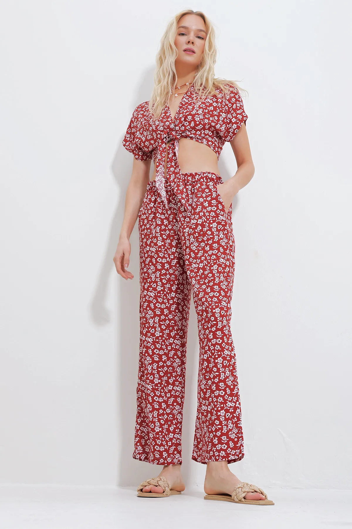 Trend Alaçatı Stili  Damen-Set mit gemusterter, gebundener Crop-Bluse und Hosen mit Taschen, unten und oben, gewebt, Alc-X11745