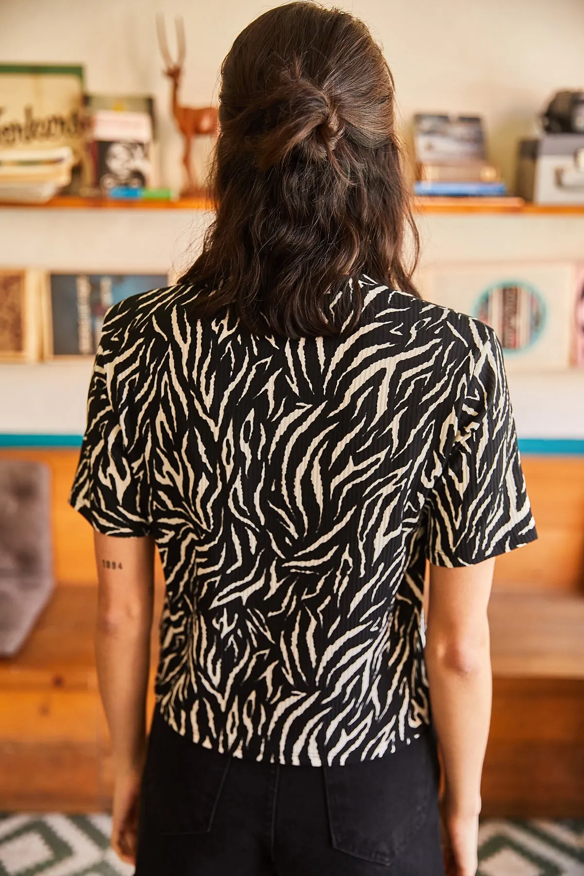 Olalook  Schwarzes, kurz geschnittenes Strick-T-Shirt mit Zebra- und Leopardenmuster für Damen TSH-19000328