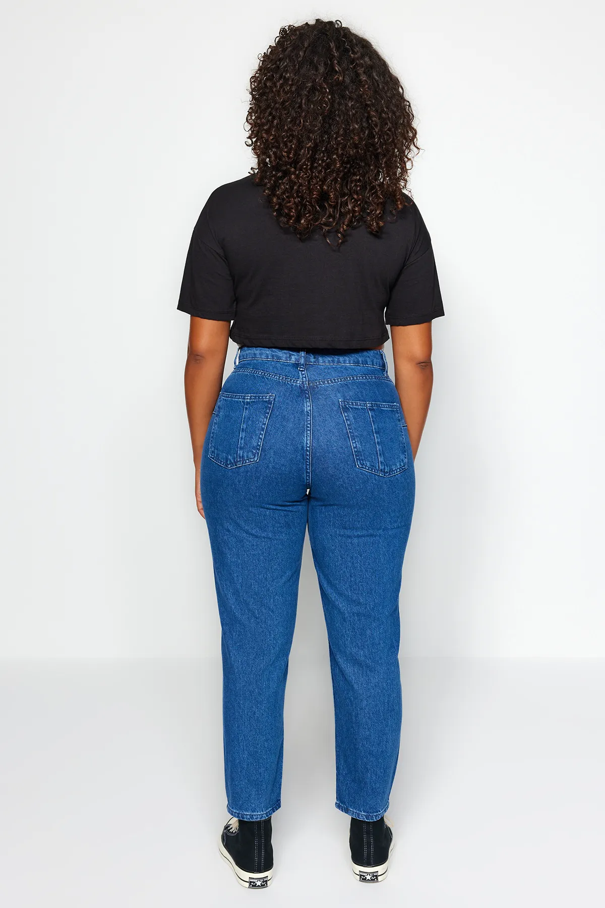 Trendyol Curve  Dunkelblaue Destroy-Jeans im Mom-Fit-Stil mit detaillierten Details TBBSS23CJ00019