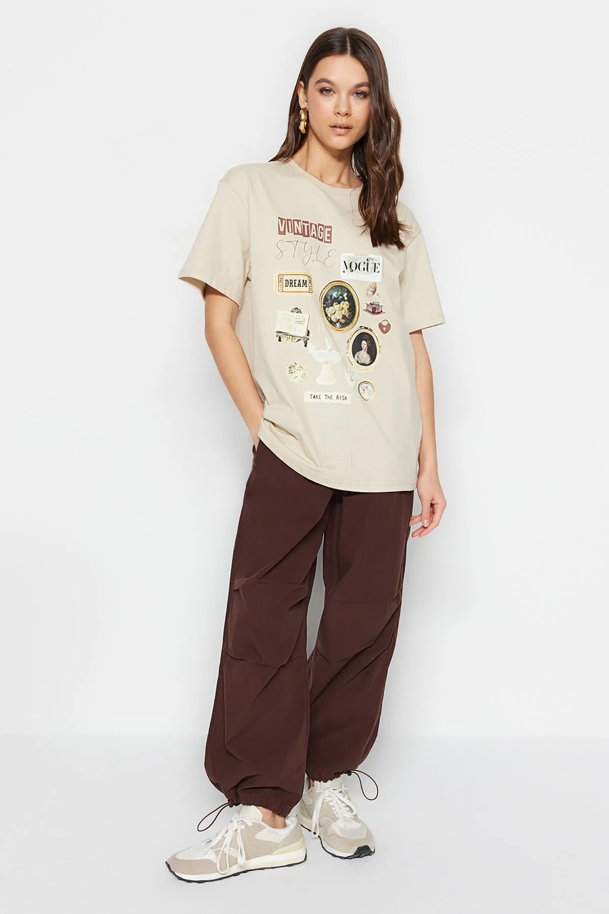Trendyol Collection  Hochwertiges Stone-Strick-T-Shirt aus 100 % Baumwolle mit Print in Übergröße/weiter Passform und Rundhalsausschnitt TWOSS23TS00282