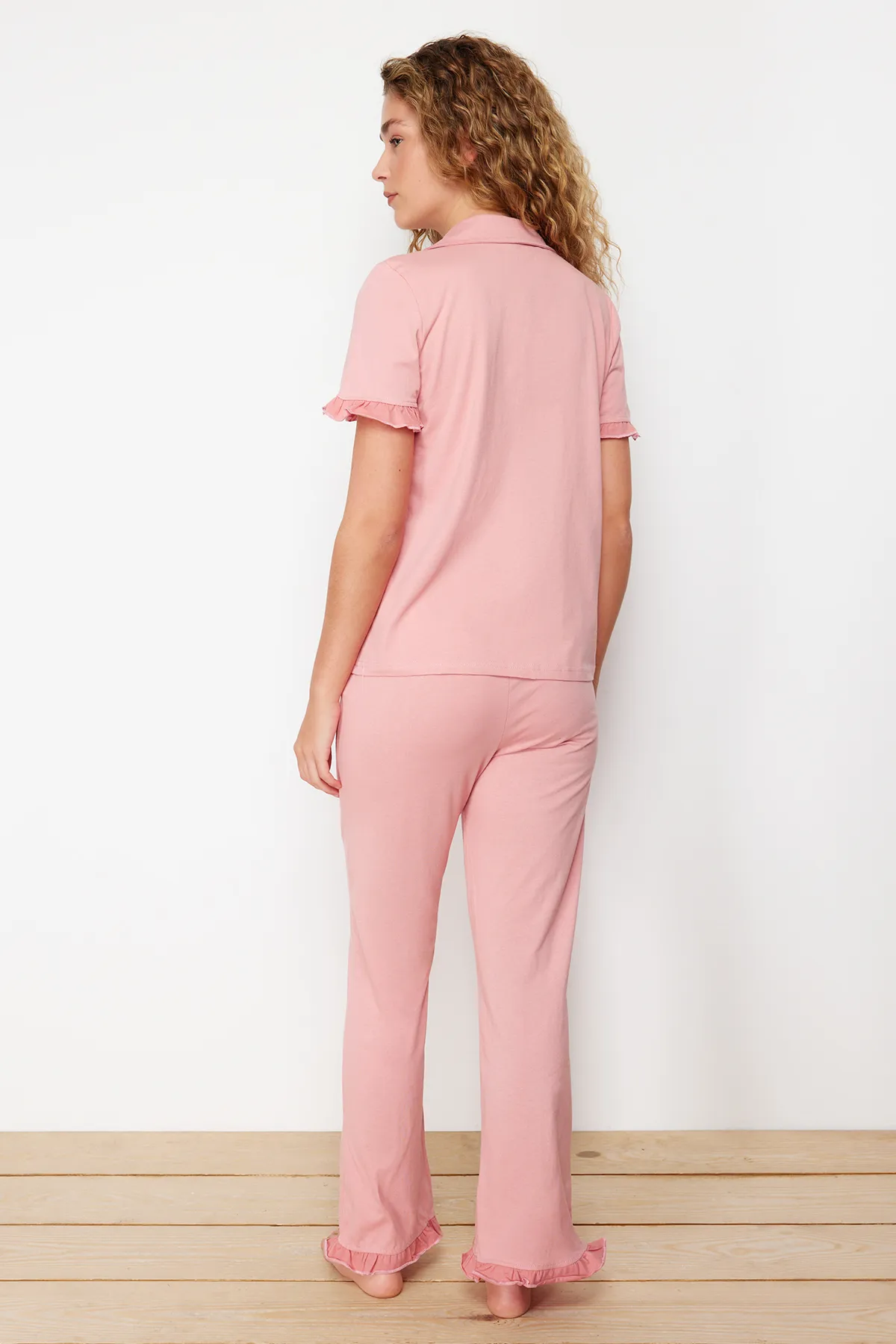 Trendyol Collection  Dried Rose Pyjama-Set aus 100 % Baumwolle mit Rüschendetail THMSS24PT00223