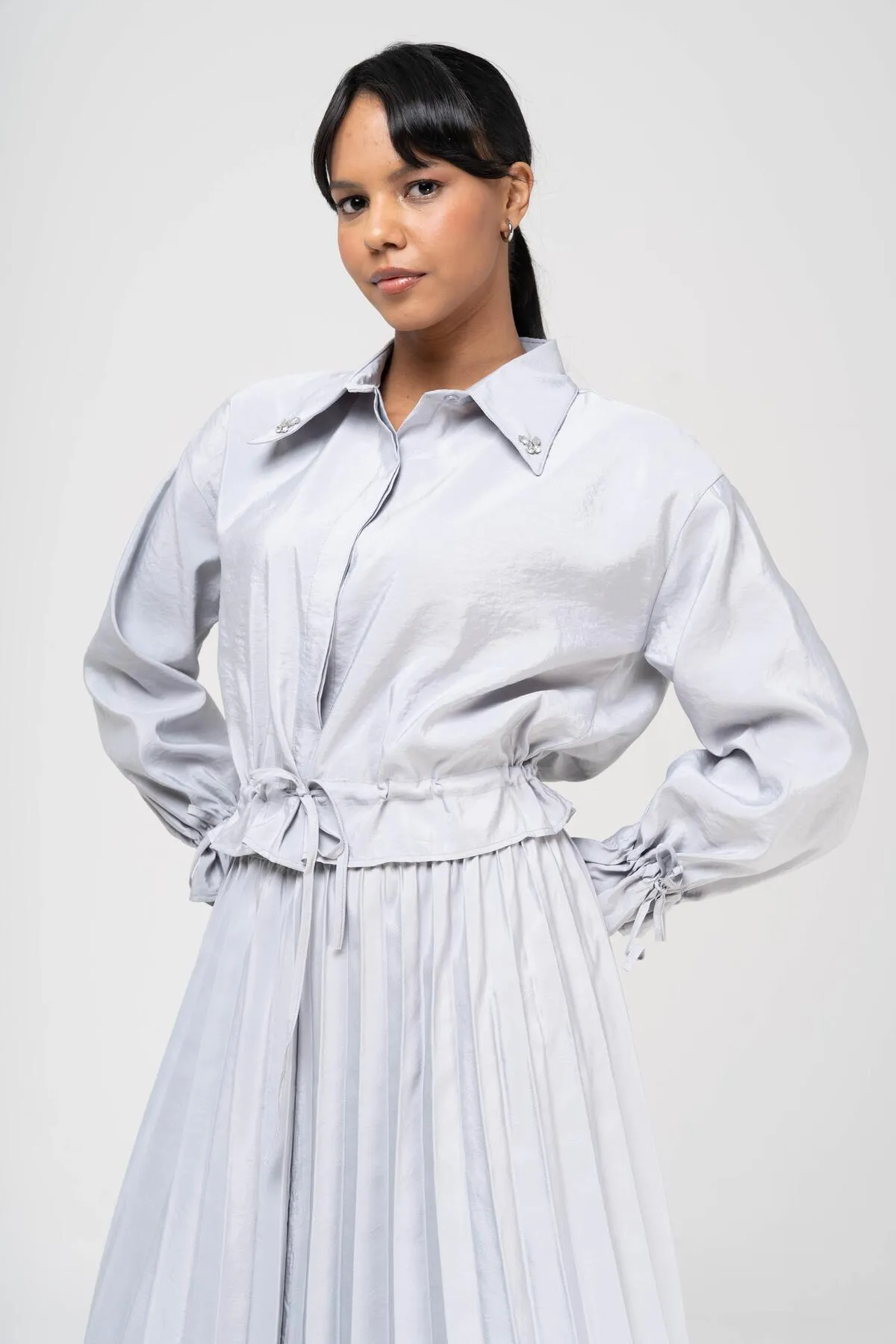 Olcay  Bluse mit Spitzendetail, elastischer Bund, Faltenrock, Anzug, GRAU 9223-TK