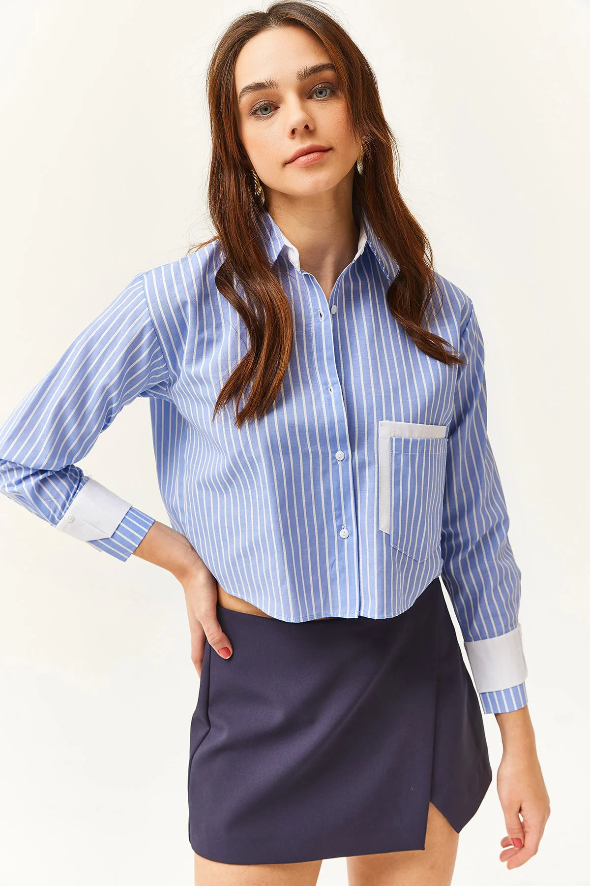 Olalook  Blau-weiß gestreiftes Crop-Shirt für Damen mit Taschen- und Manschettendetail GML-19001169