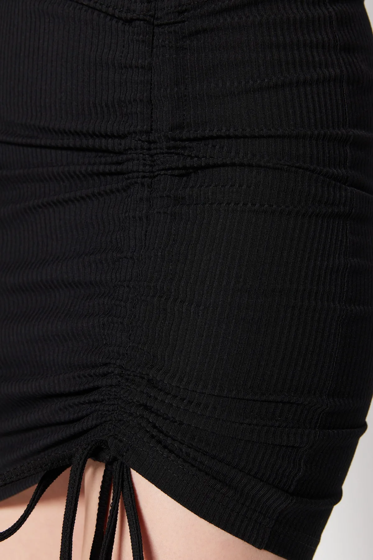 Trendyol Collection  Schwarzer, figurbetonter, dehnbarer Mini-Strickrock mit Raffung TWOSS21ET0575