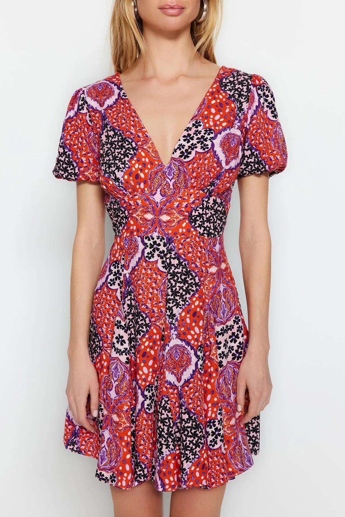 Trendyol Collection  Gewebtes Mini-Strandkleid mit Blumenmuster TBESS23EL00238