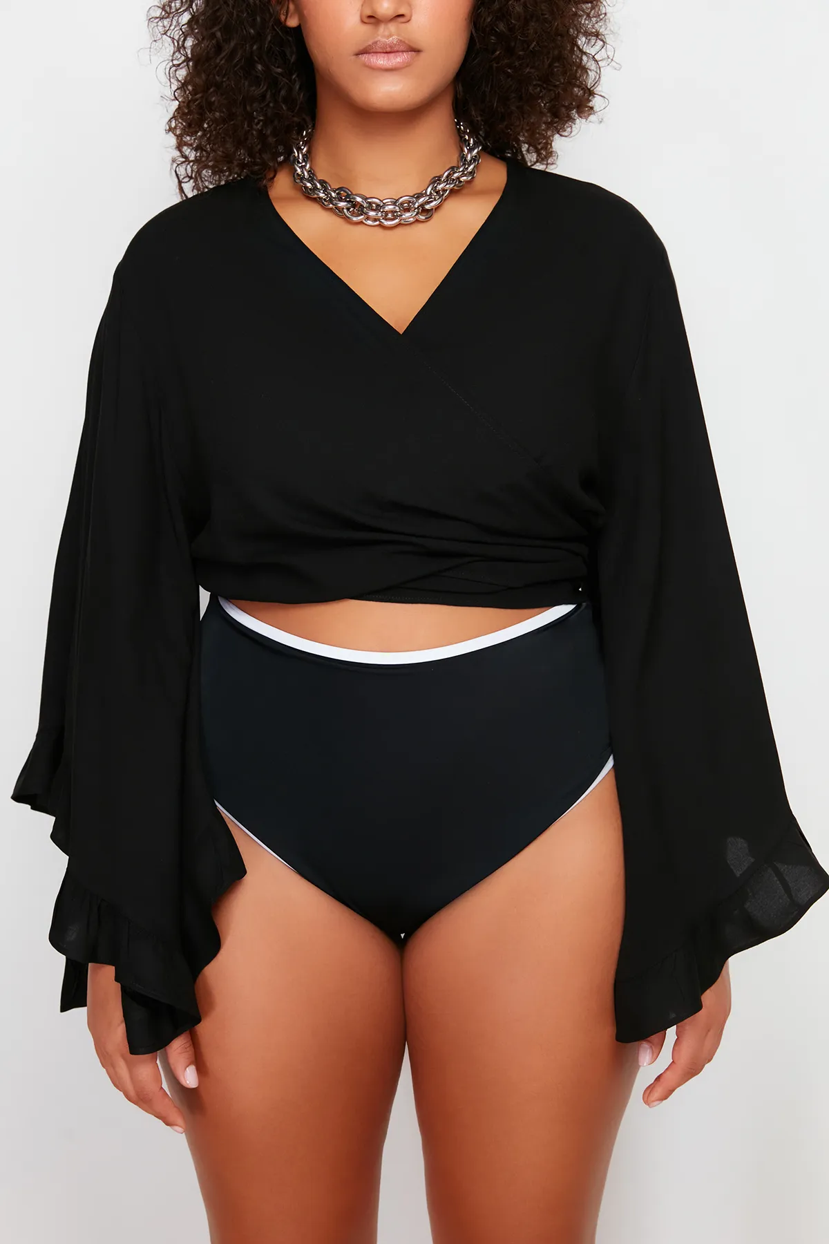 Trendyol Curve  Schwarze kurze Bluse mit gewebtem Volant TBBSS24AF00071