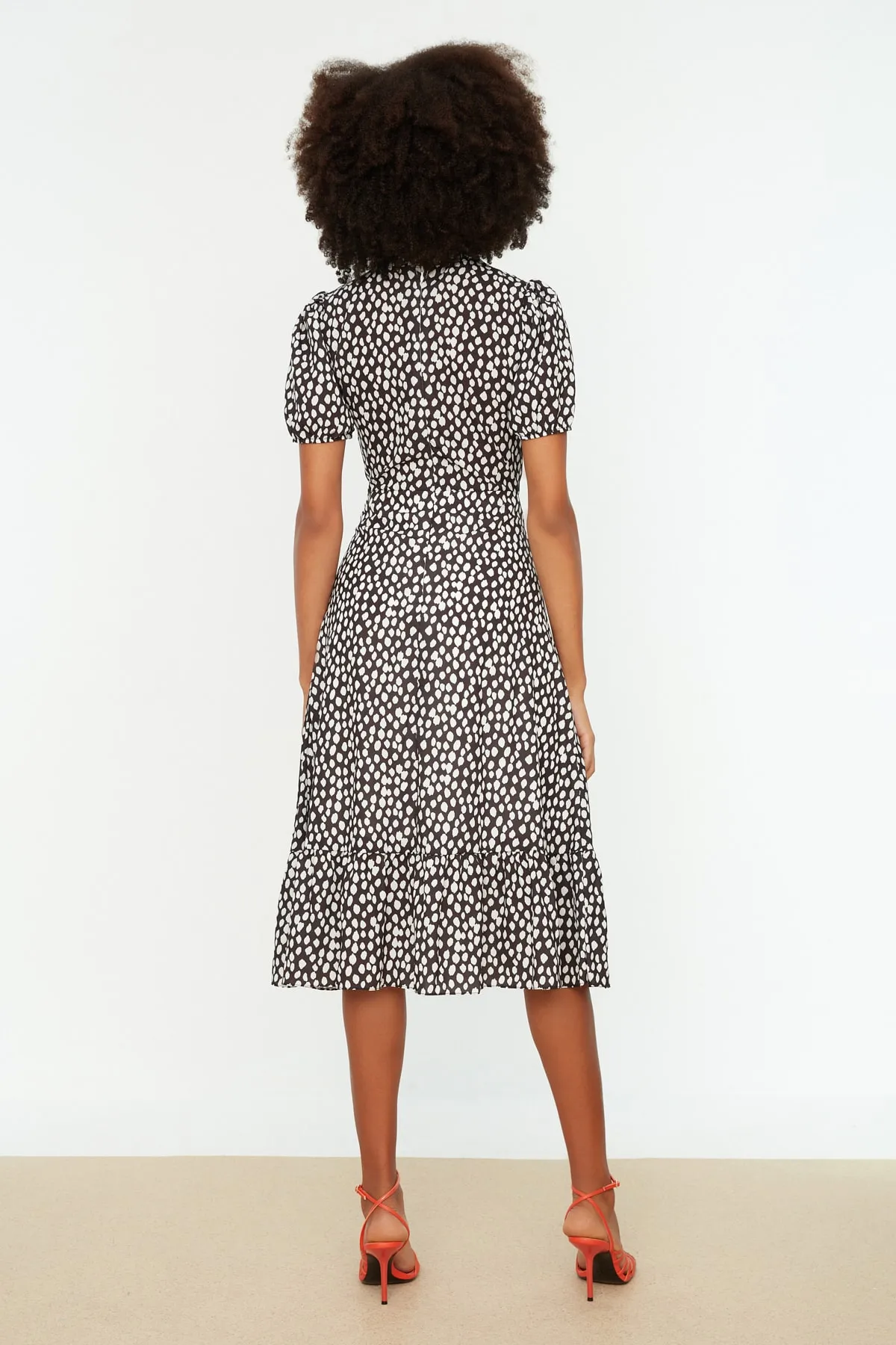 Trendyol Collection  Schwarzes A-Linien-Midikleid mit Blumenmuster TWOSS20EL0894