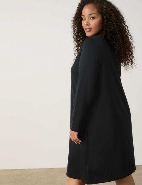 Stilvolles Kleid mit Schmuckdetail