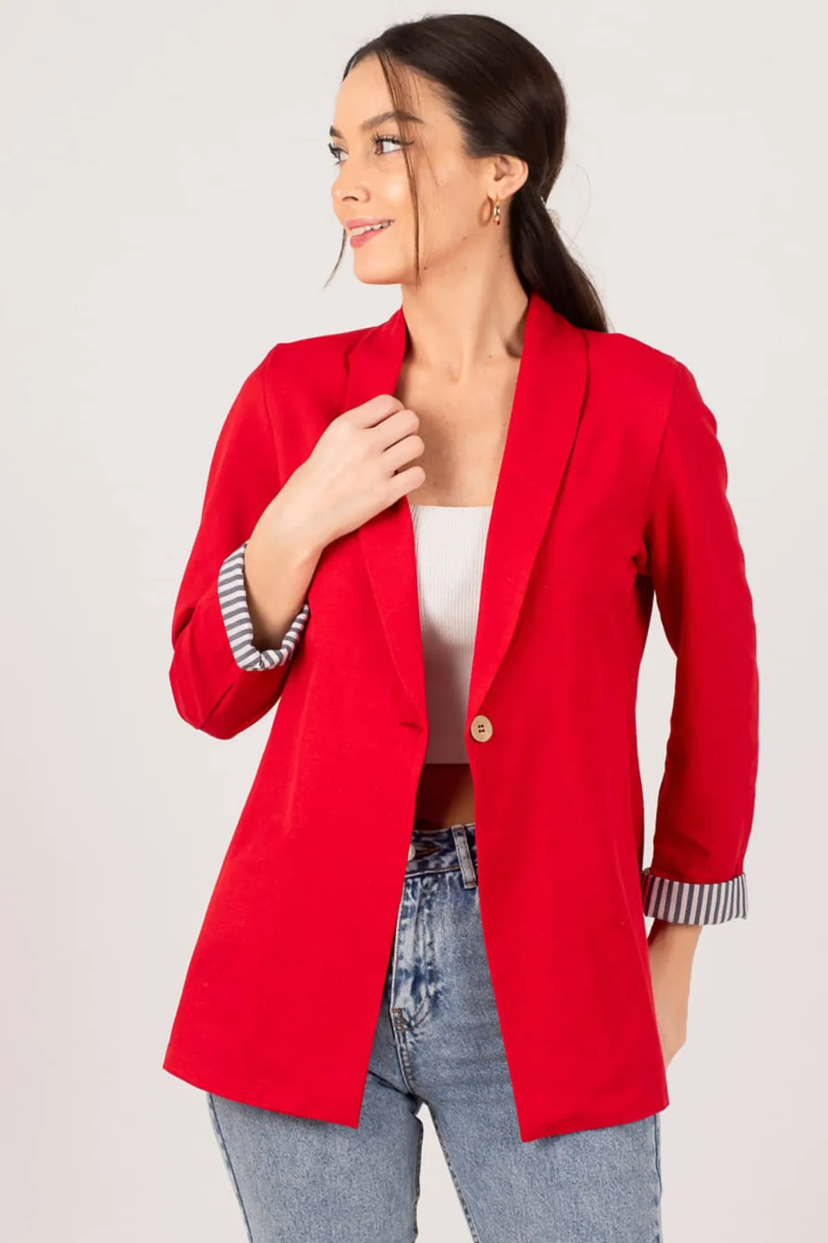 armonika  Gestreifte Damenjacke mit roten Ärmeln und einem Knopf ARM-22K001122