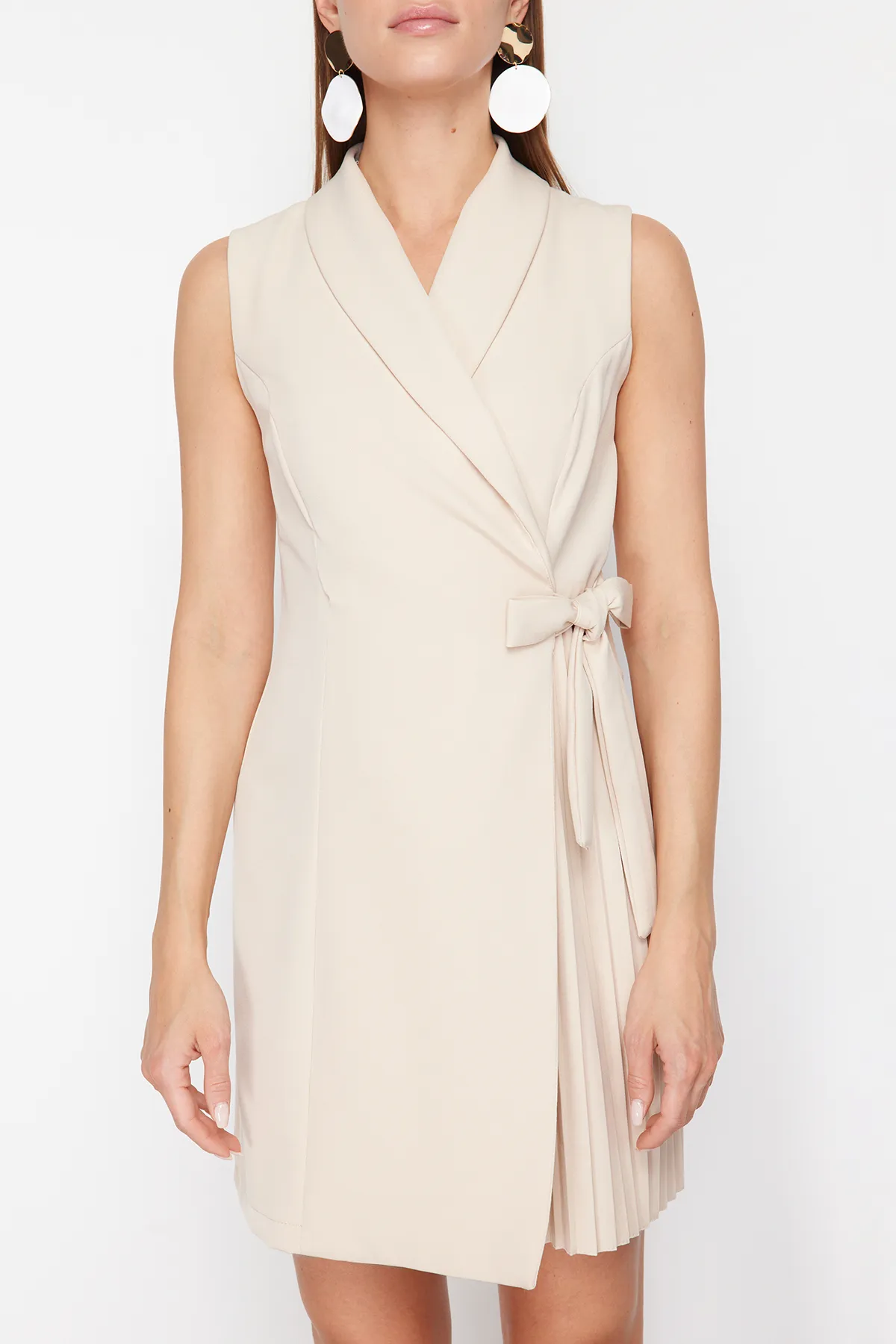 Trendyol Collection  Steinfarbenes, zweireihiges Minikleid aus Webstoff mit Faltendetail TWOSS24EL00793