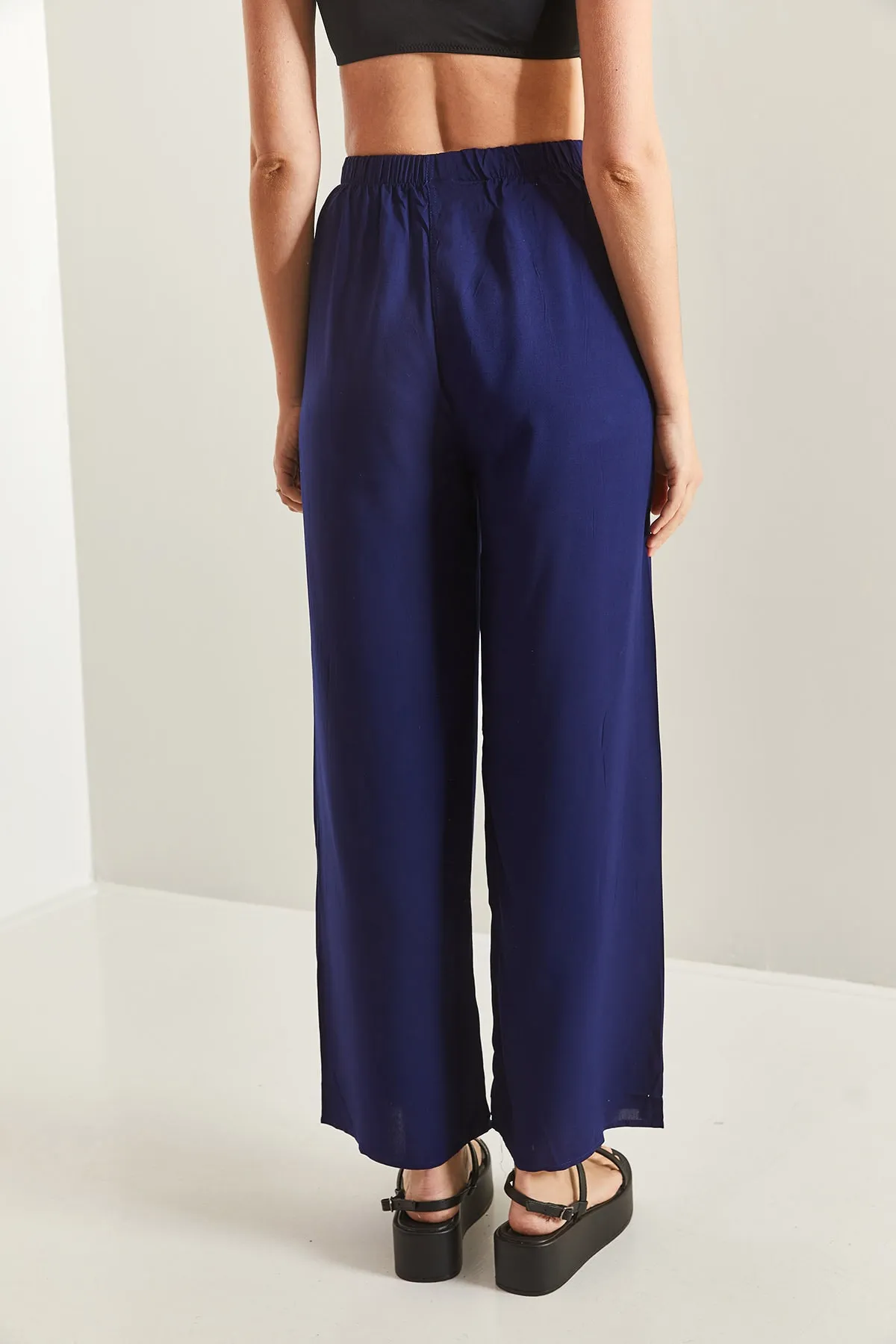 Bianco Lucci  Marineblaue Damenhose aus Viskose mit weitem Bein und Gürtel, 10061050