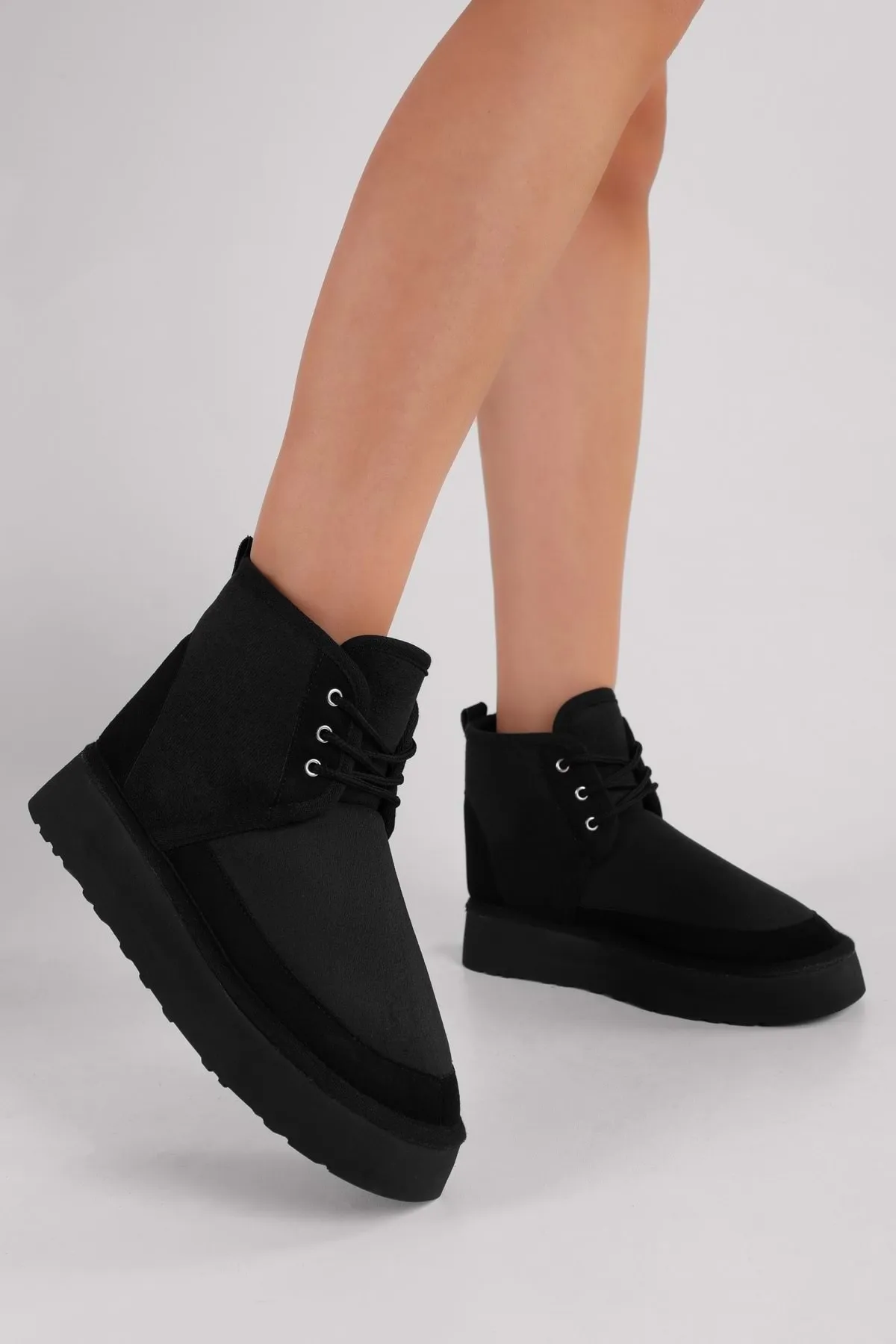 Shoeberry  Damen Buggies Black Furry Inside kurze flache Wildlederstiefel aus schwarzem Textil