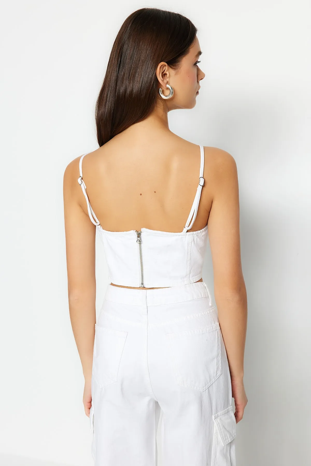 Trendyol Collection  Weißes Denim-Bustier mit Bird-Eye-Detail TWOSS23BS00010