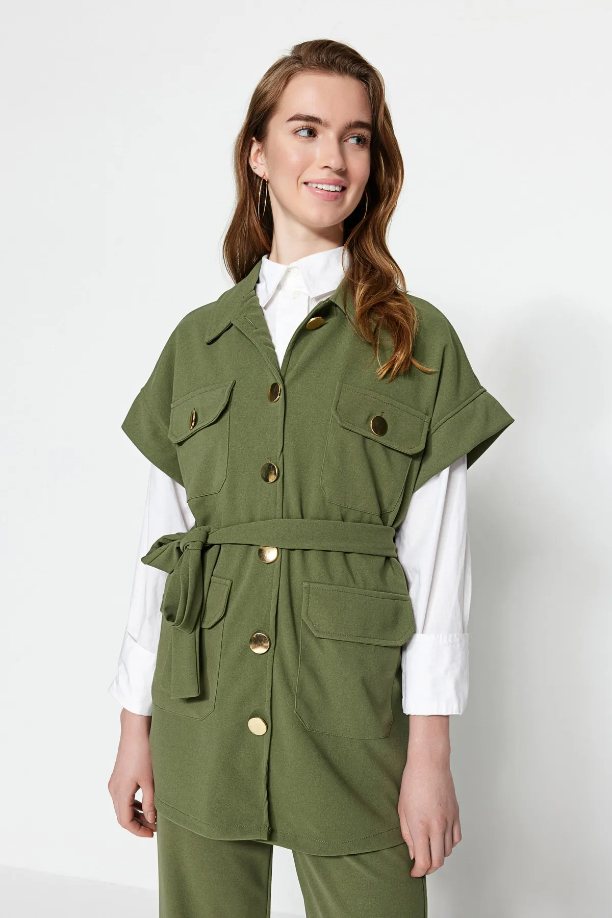 Trendyol Modest  Khakifarbenes Set aus Strickweste und -hose – mit goldenen Knöpfen TCTAW22US0062