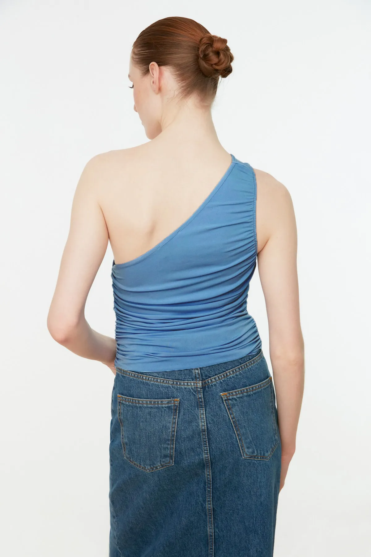 Trendyol Collection  Blaue, taillierte/taillierte Bluse aus Stretch-Strick mit Raffung und einer Schulter TWOSS21BZ0590