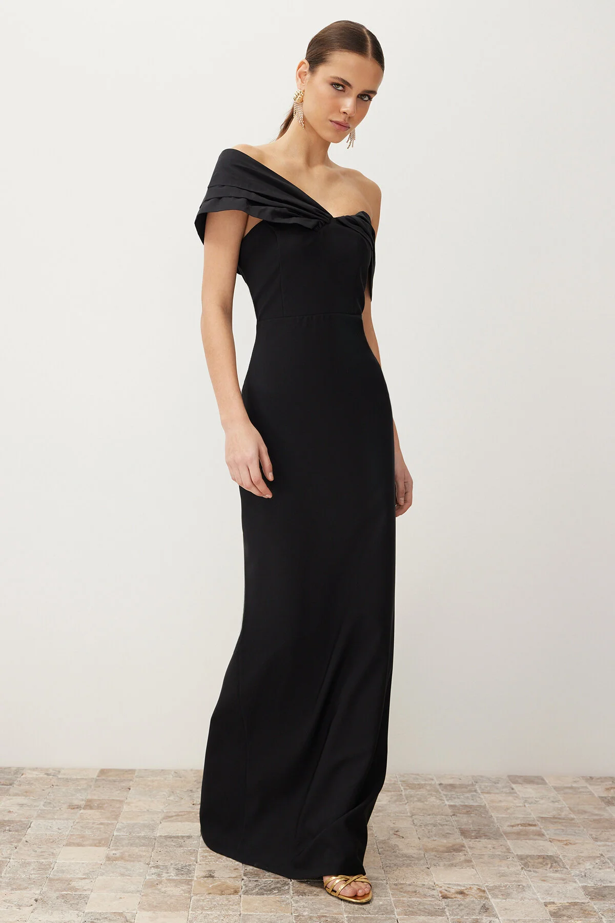 Trendyol Collection  Schwarzes, figurbetontes langes Abendkleid aus Popeline mit asymmetrischem Kragen und Details TPRSS24AE00084