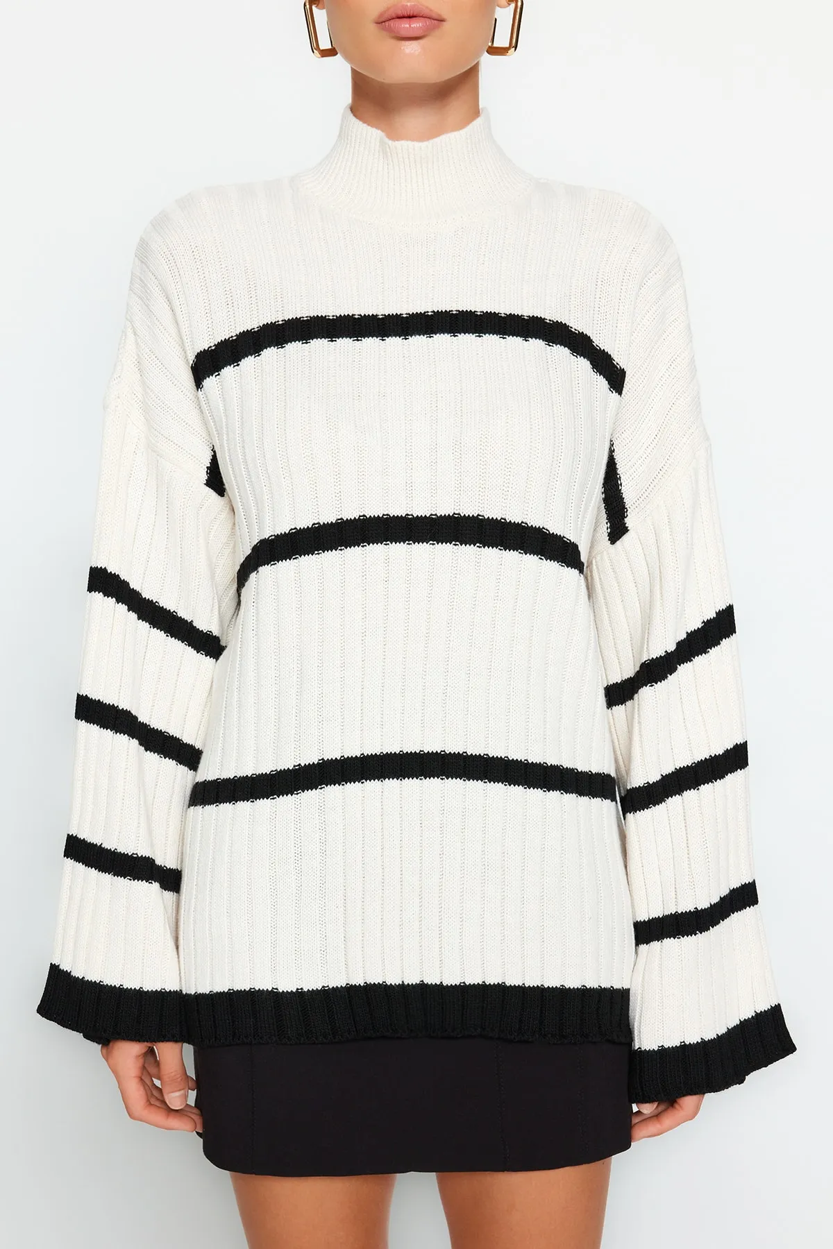 Trendyol Collection  Ecrufarbener Strickpullover mit weiter Passform TWOAW24KZ00557