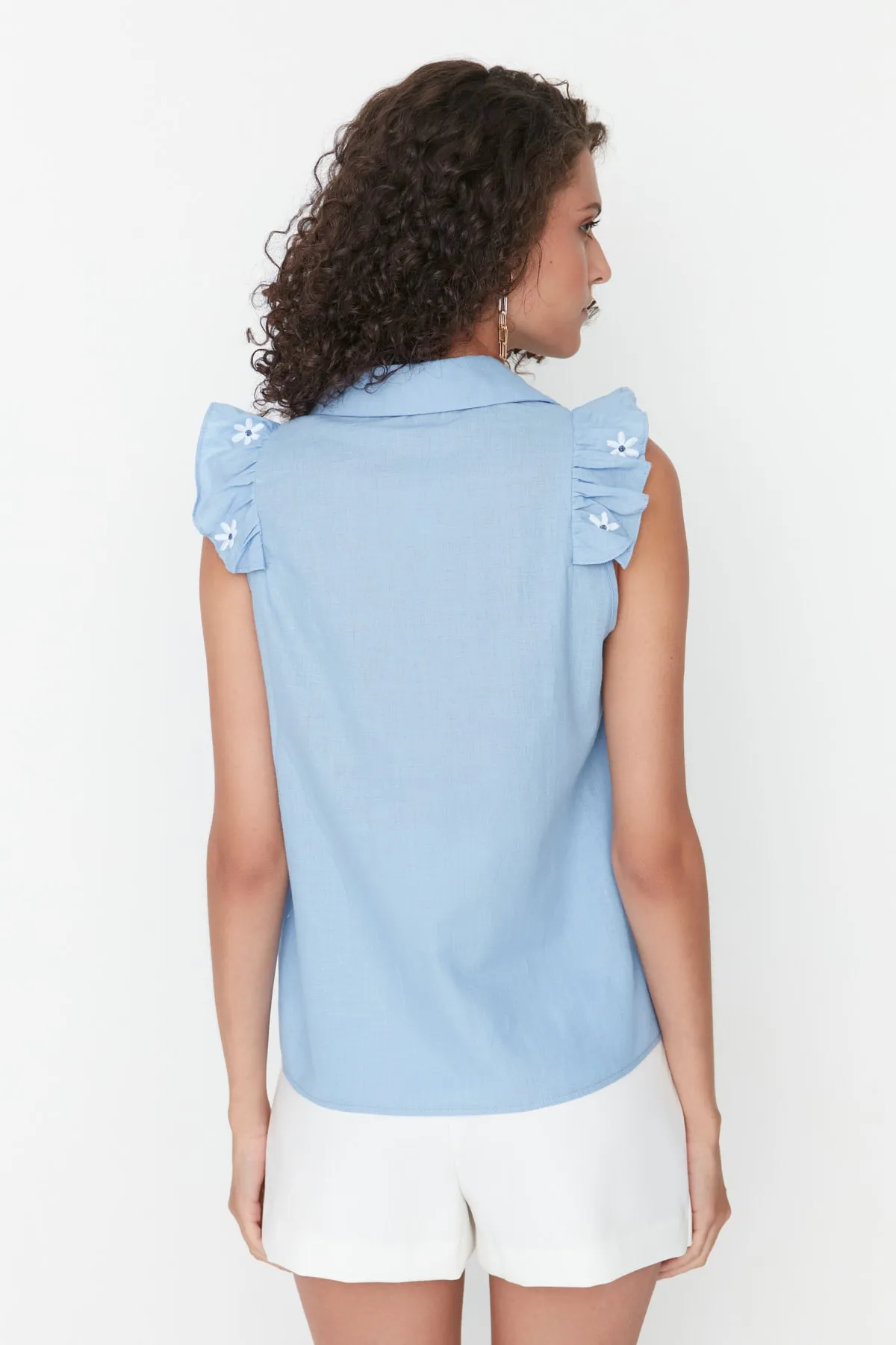 Trendyol Collection  Blaues, gewebtes Hemd mit Blumenstickerei und Rüschen, TWOSS22GO0240