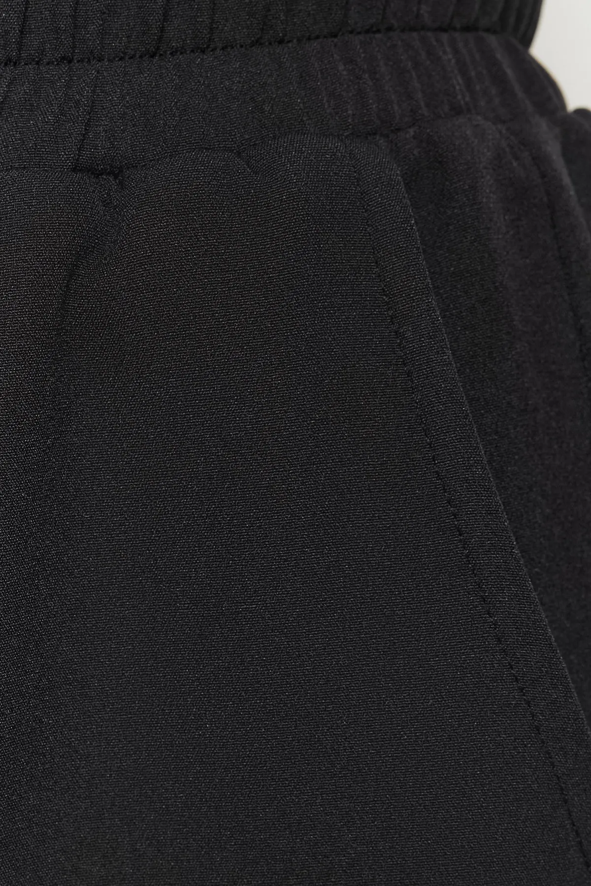 Trendyol Modest  Schwarze, gewebte Hose mit elastischem Bund und Taschendetail TCTSS23TP00008