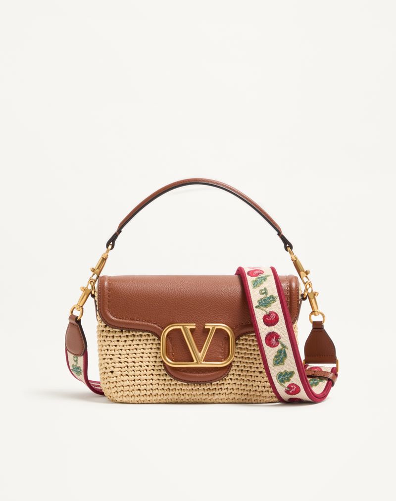 Valentino Garavani Alltime skuldertaske i raffia og kornet kalveskind med skulderrem i kirsebærfarvet broderibånd