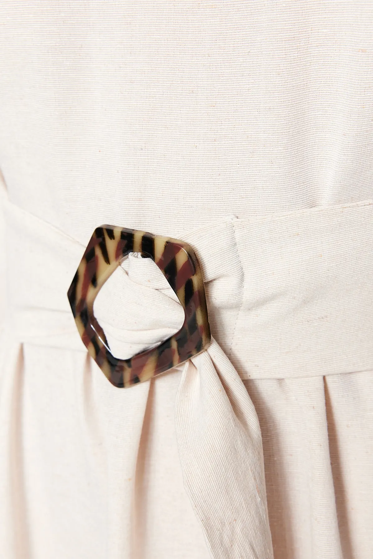 Trendyol Modest  Ecrufarbenes, gewebtes Kleid in Leinenoptik mit Gürtel und Stehkragen TCTSS23EB00018