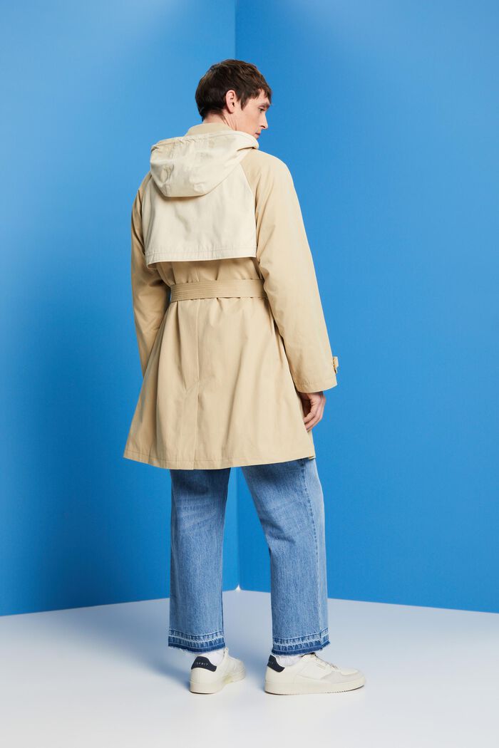Kurzer Trenchcoat mit Kapuze