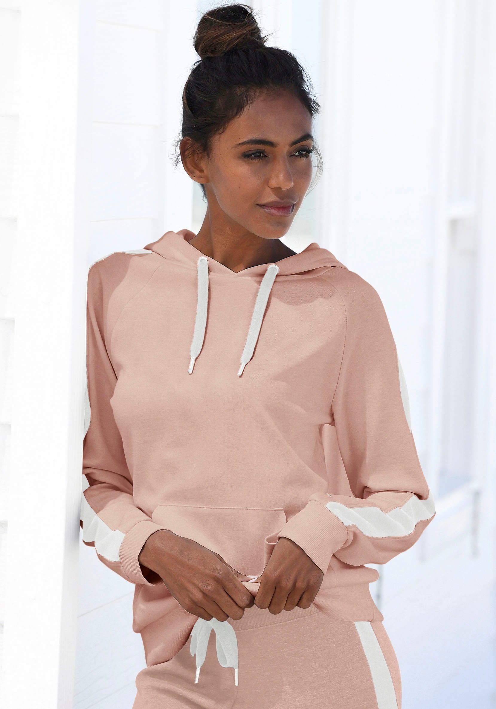 Bench. Loungewear Kapuzensweatshirt mit Seitenstreifen und Kängurutasche, Loungeanzug, Hoodie
