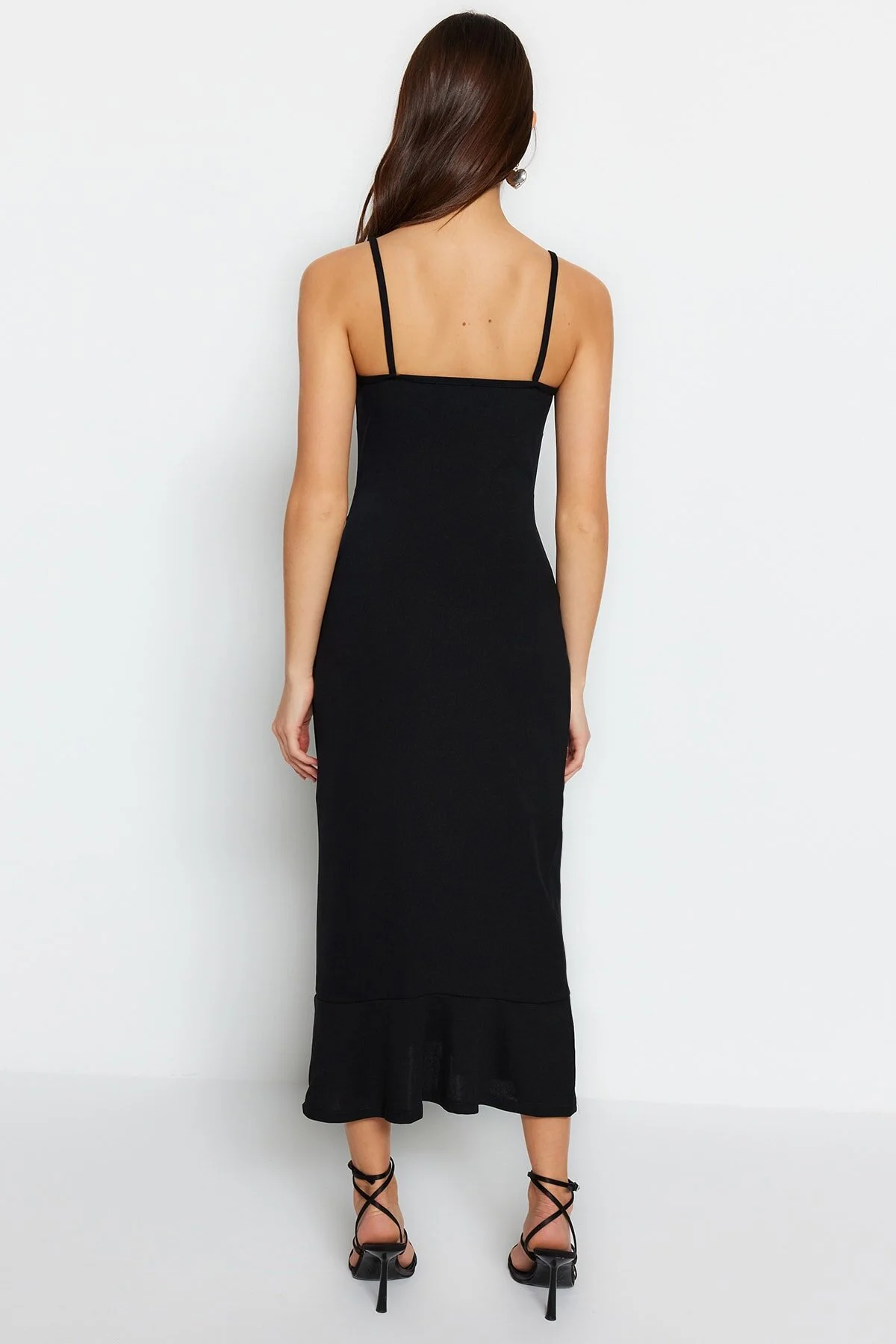 Trendyol Collection  Schwarzes Mini-Strickkleid aus Crêpe mit Trägerausschnitt, detailliertem Volant und herzförmigem Ausschnitt TWOSS23EL02097