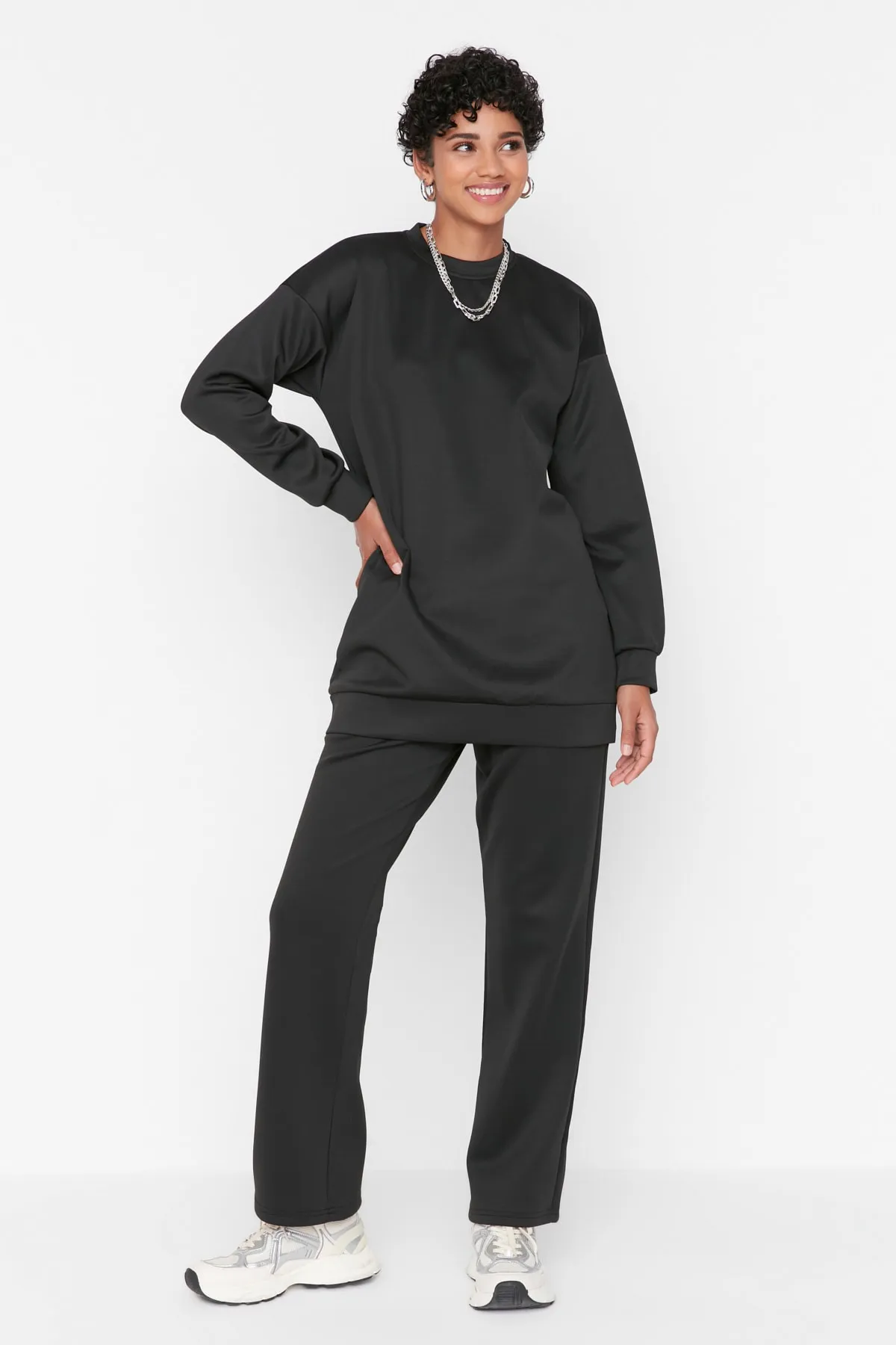 Trendyol Modest  Schwarzes Scuba-Strick-Trainingsanzug-Set mit Rundhalsausschnitt TCTAW23EN00004